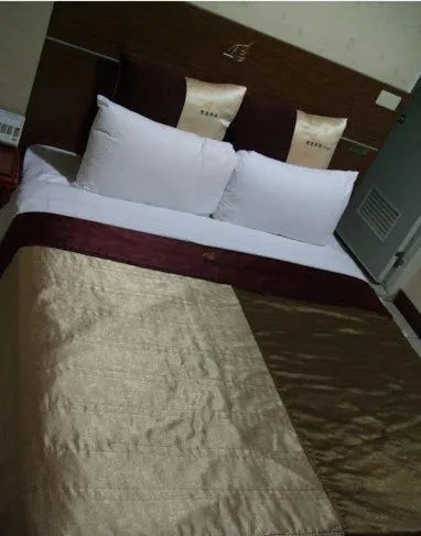 Bed in Golden Swallow Hotel