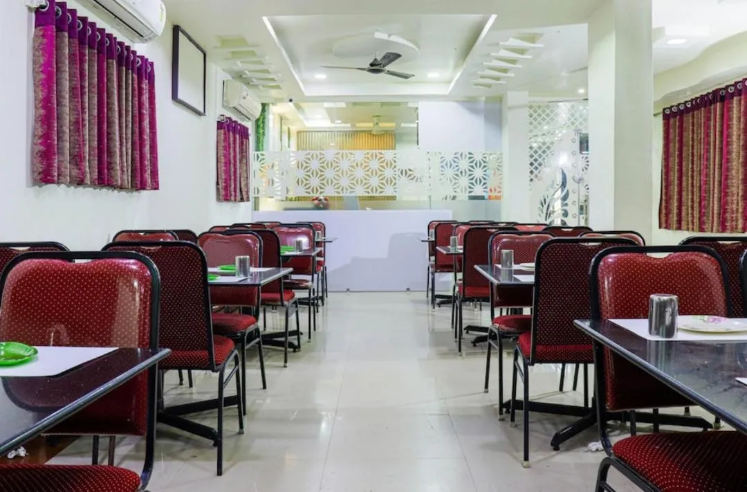 Restaurant/places to eat in Hotel Menaka