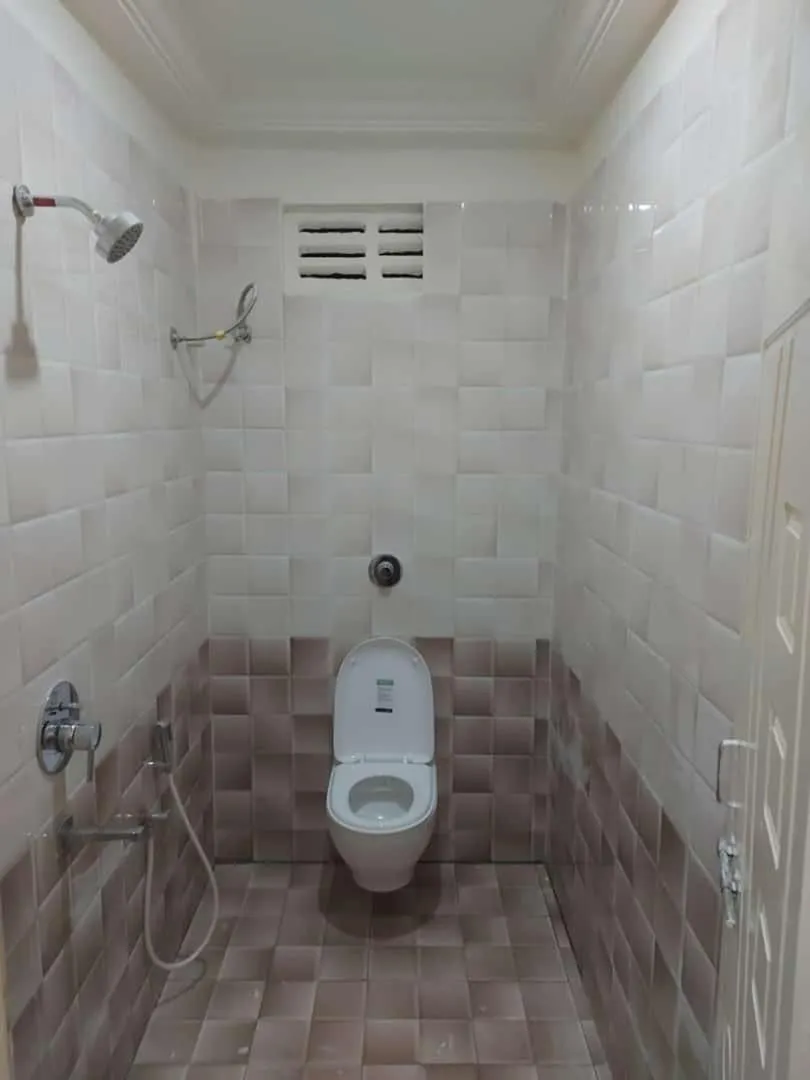 Shower in Hotel Menaka