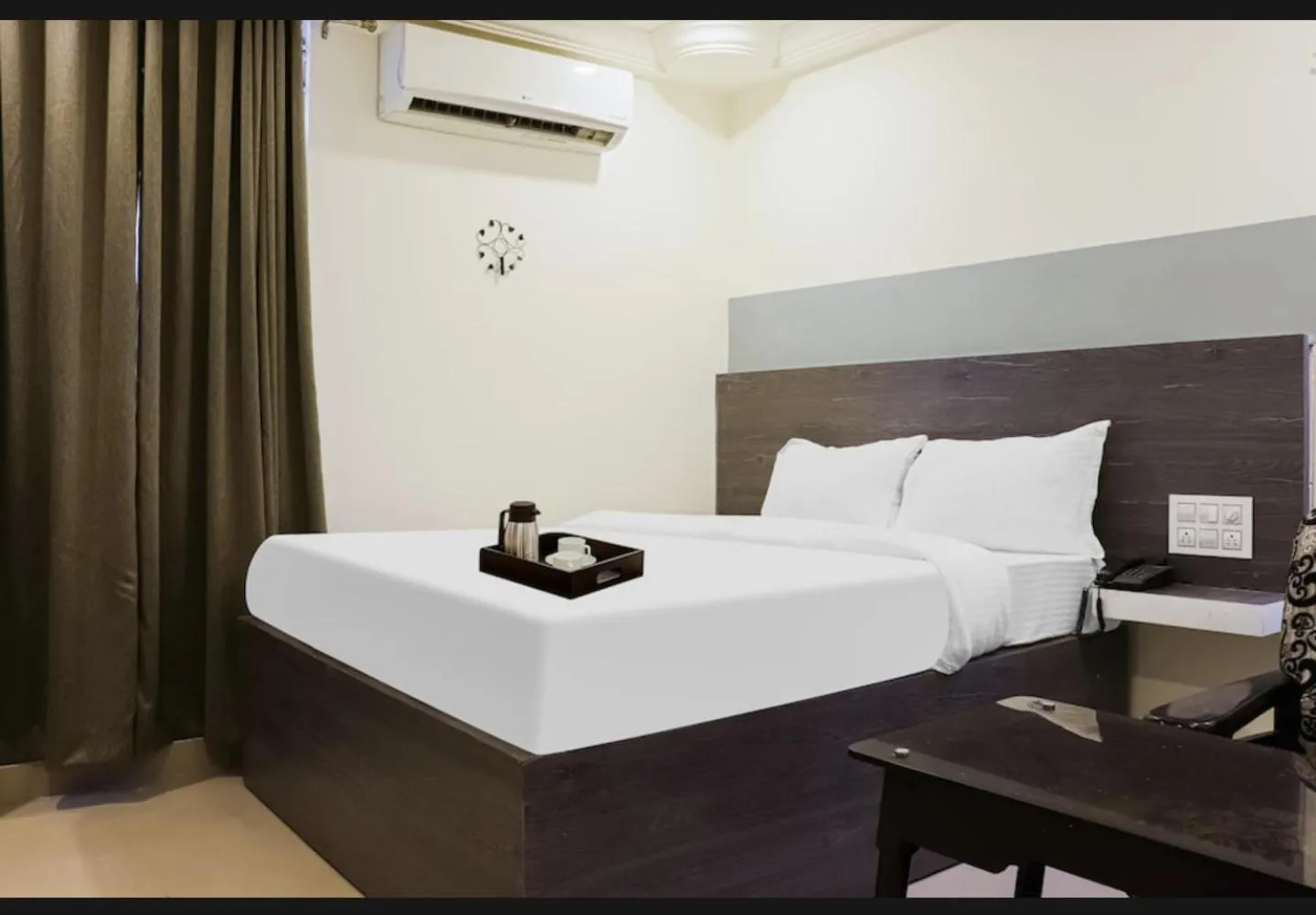 Bed in Hotel Menaka