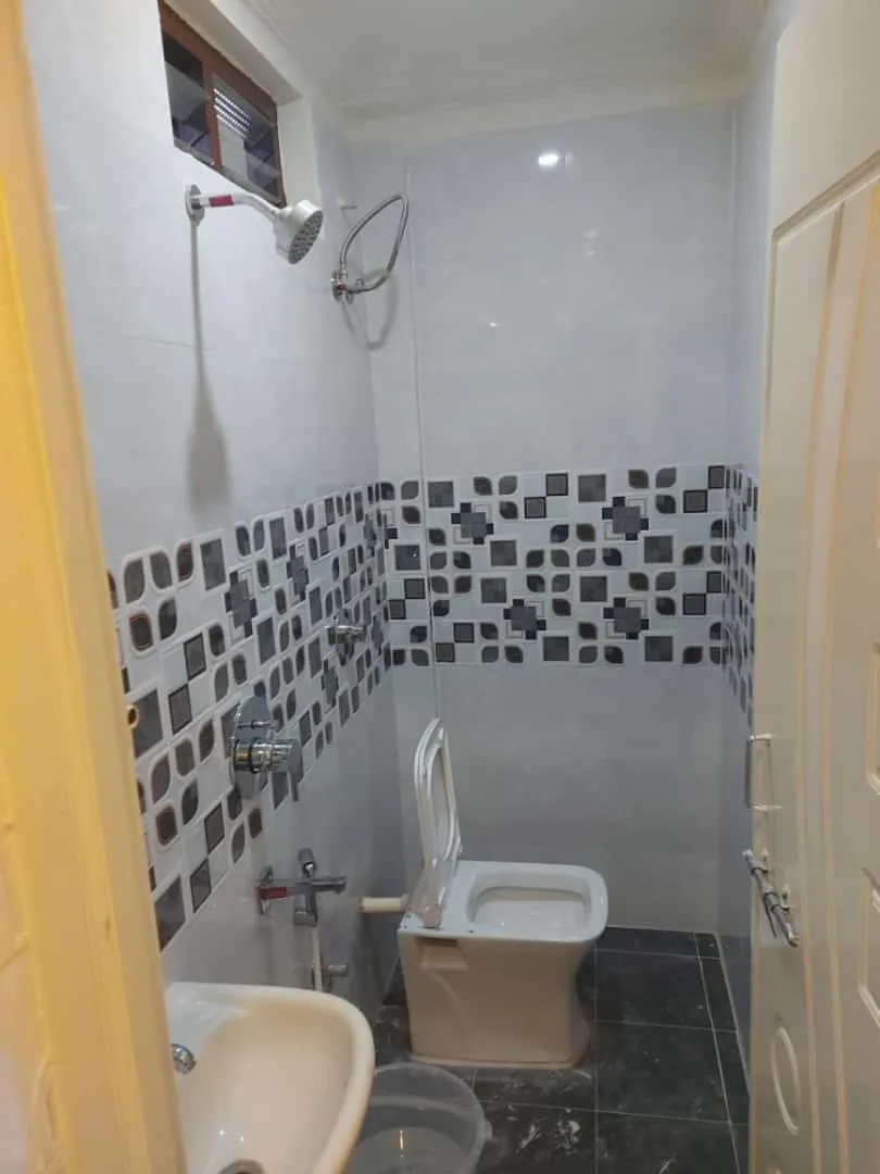 Shower in Hotel Menaka