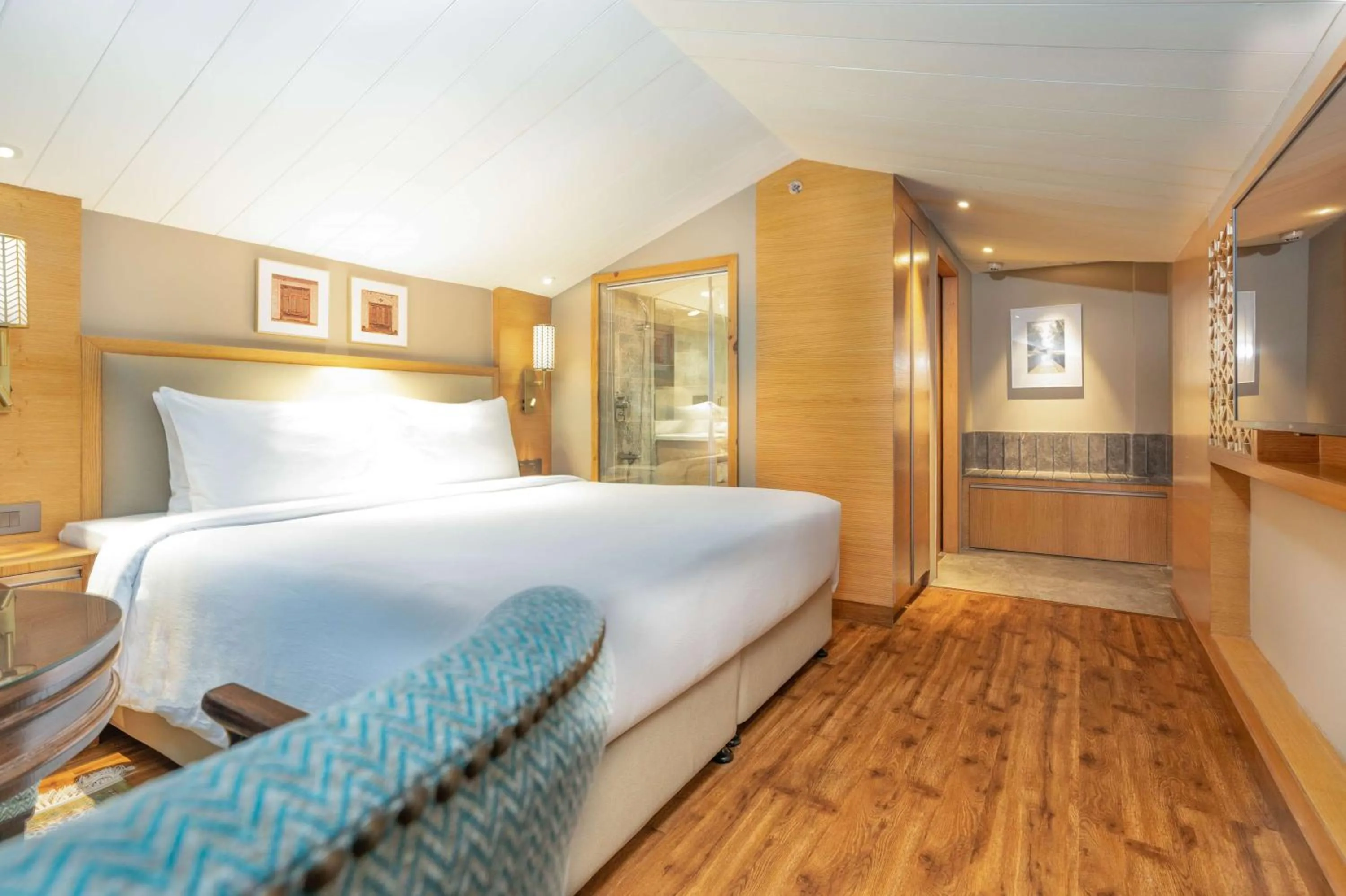 Photo of the whole room, Bed in Radisson Golf Resort Pahalgam