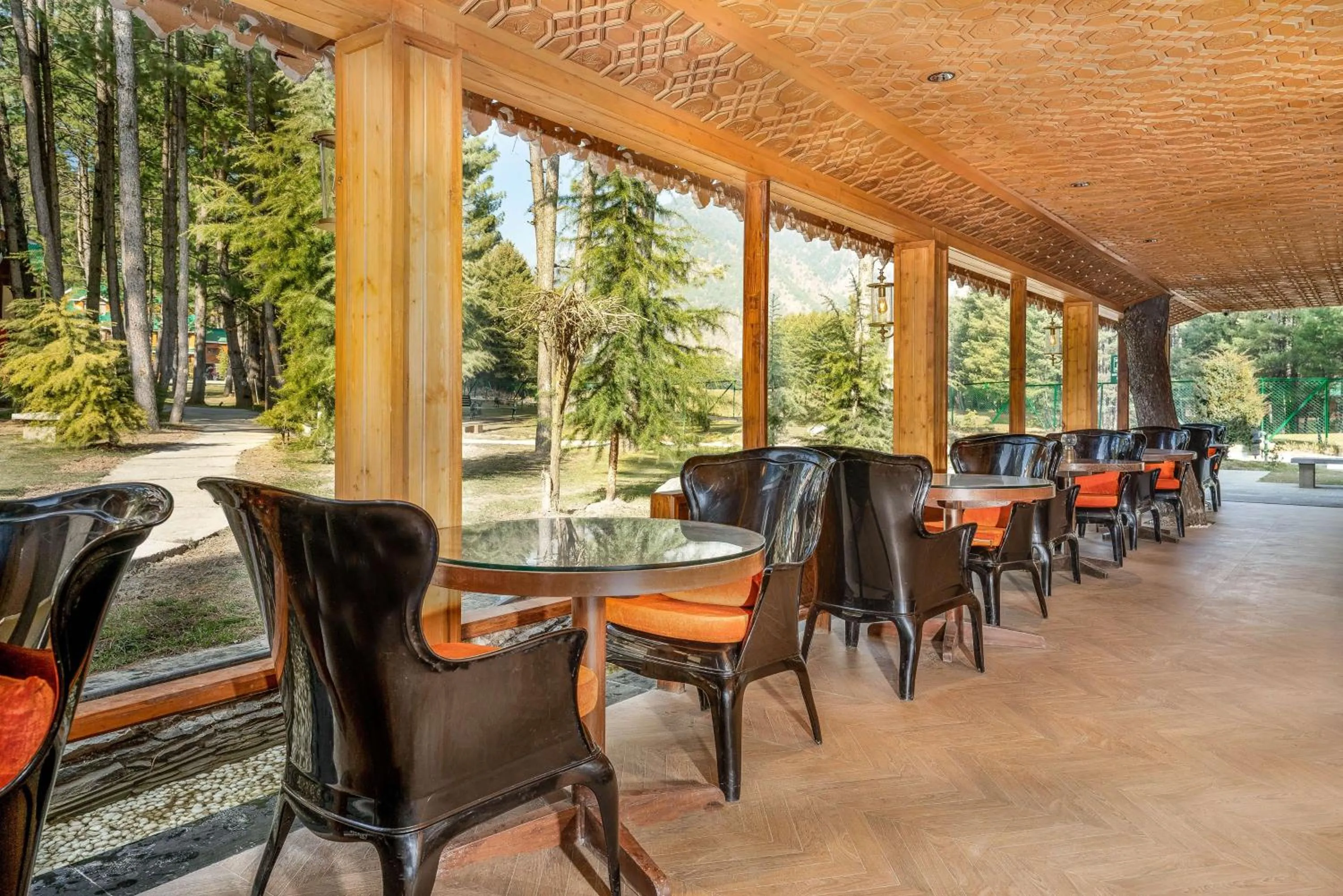Lounge or bar in Radisson Golf Resort Pahalgam