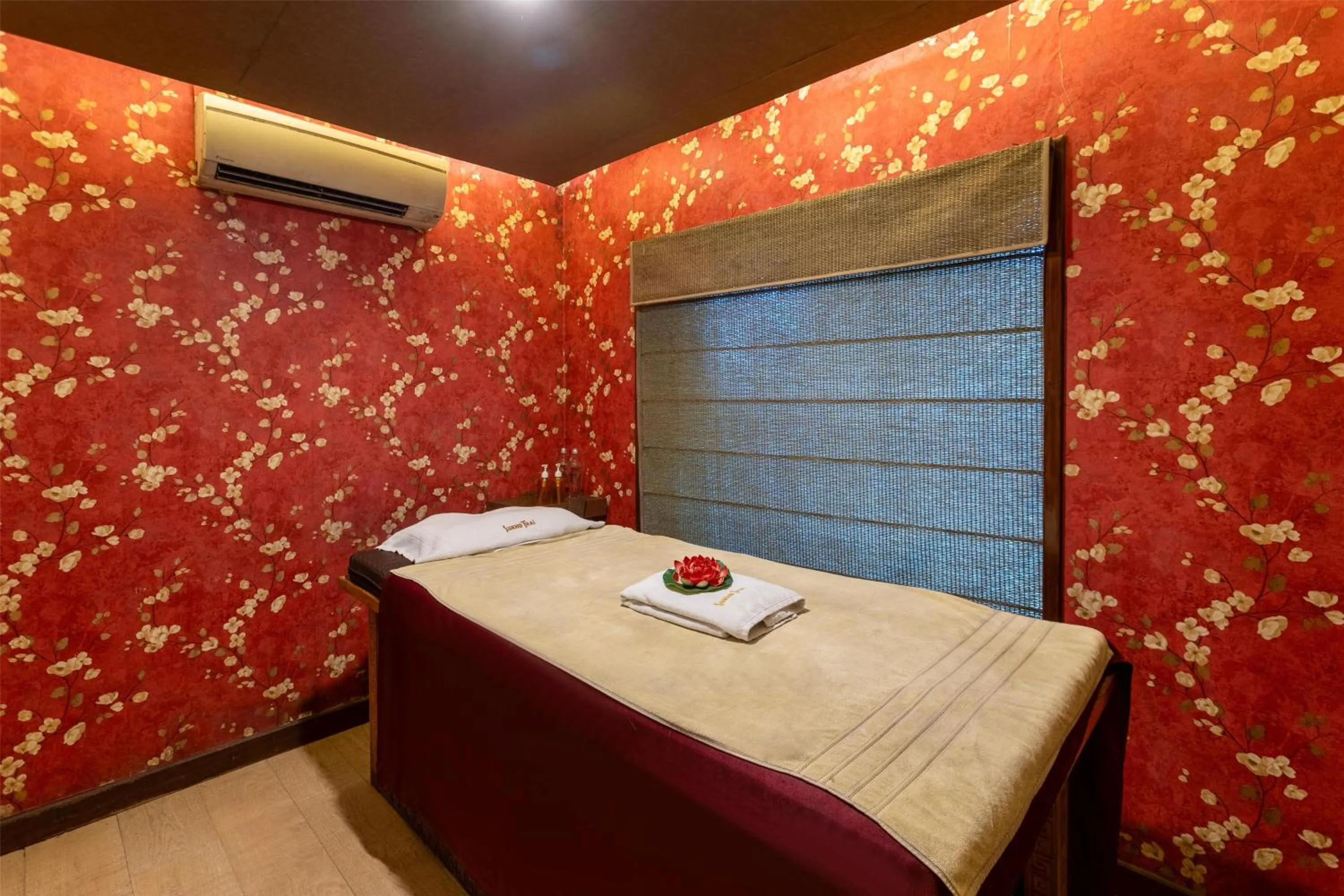 Spa and wellness centre/facilities, Bed in Radisson Srinagar