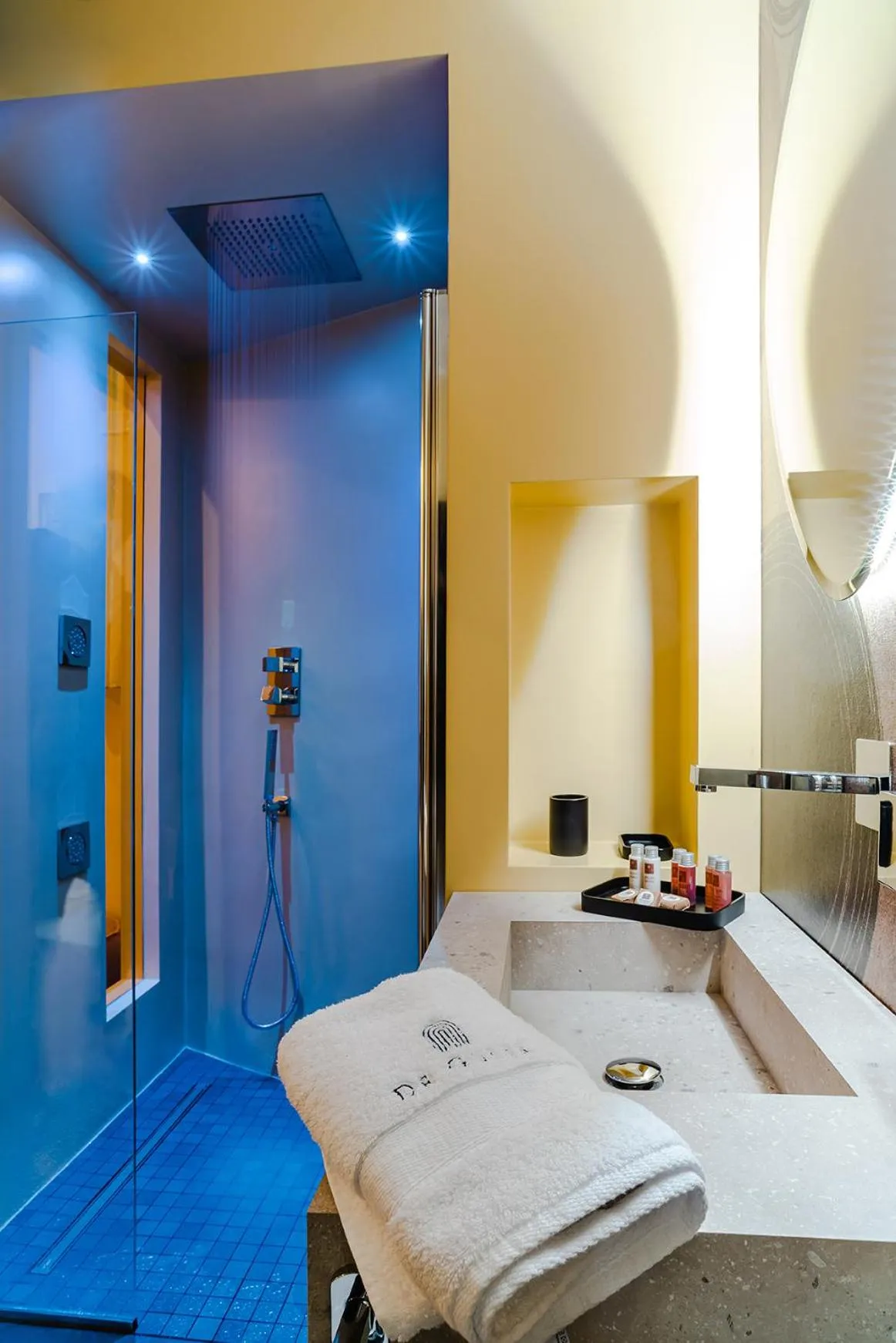 Bathroom, Bed in De Gulia Charme and Relax