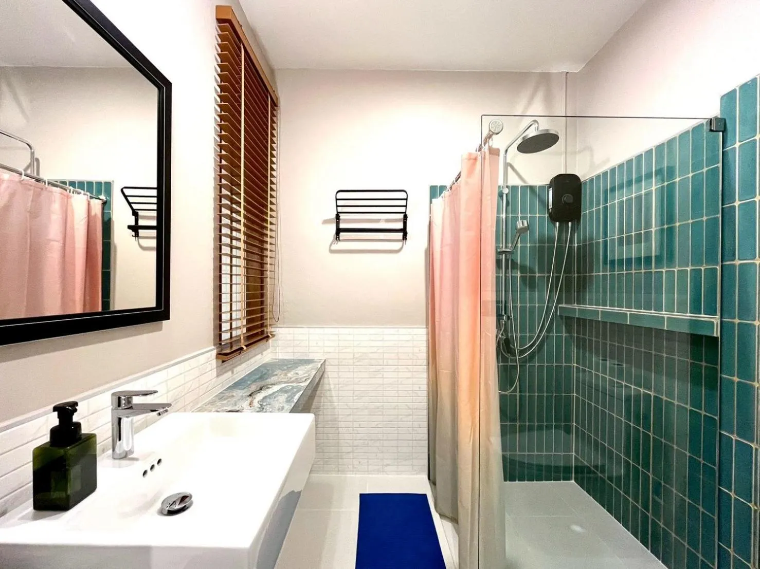 Bathroom in Nautical Home & Seashell House B&B