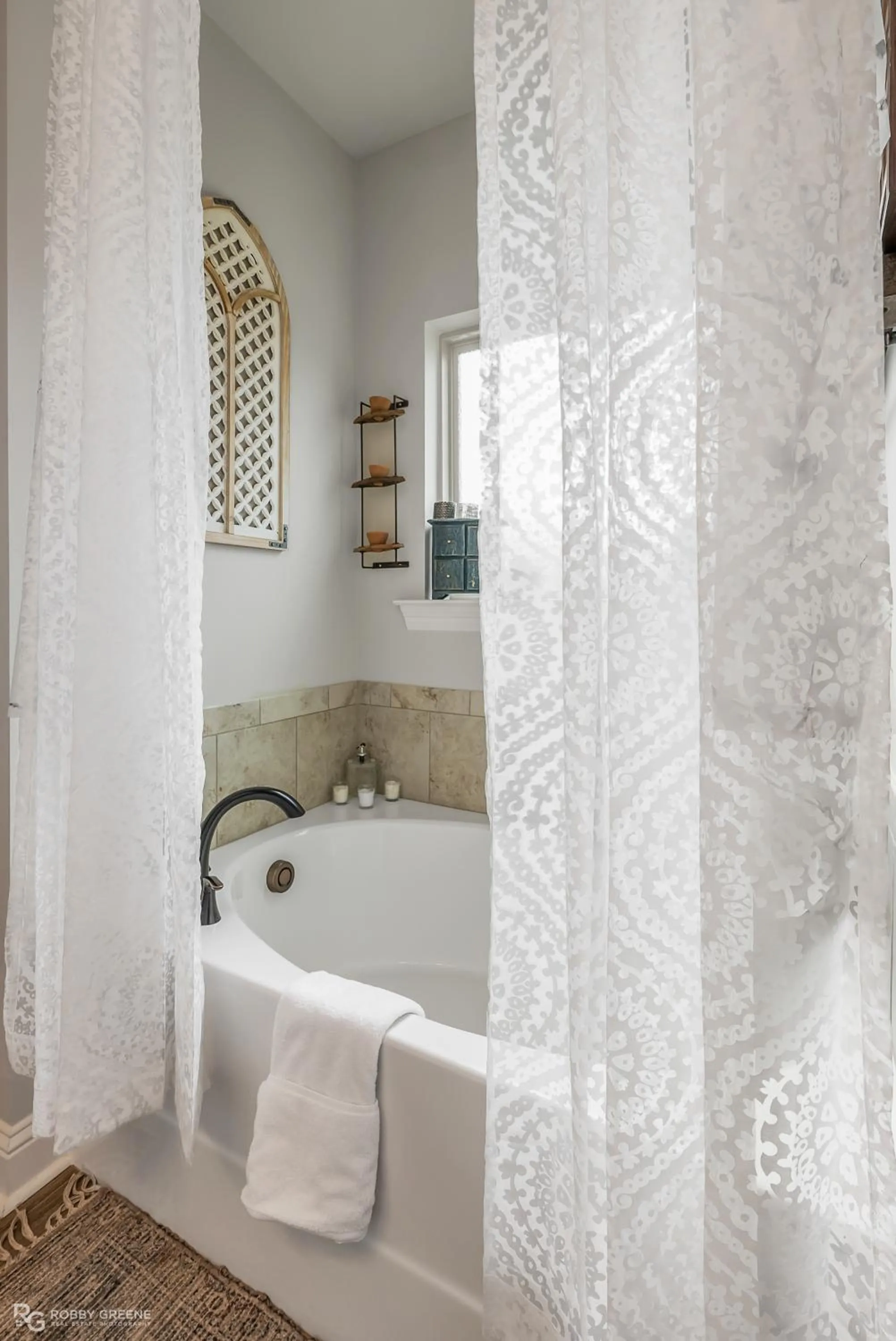 Hot Tub in Modern Regional Art Gallery Home - Spacious & New! Tv in each room