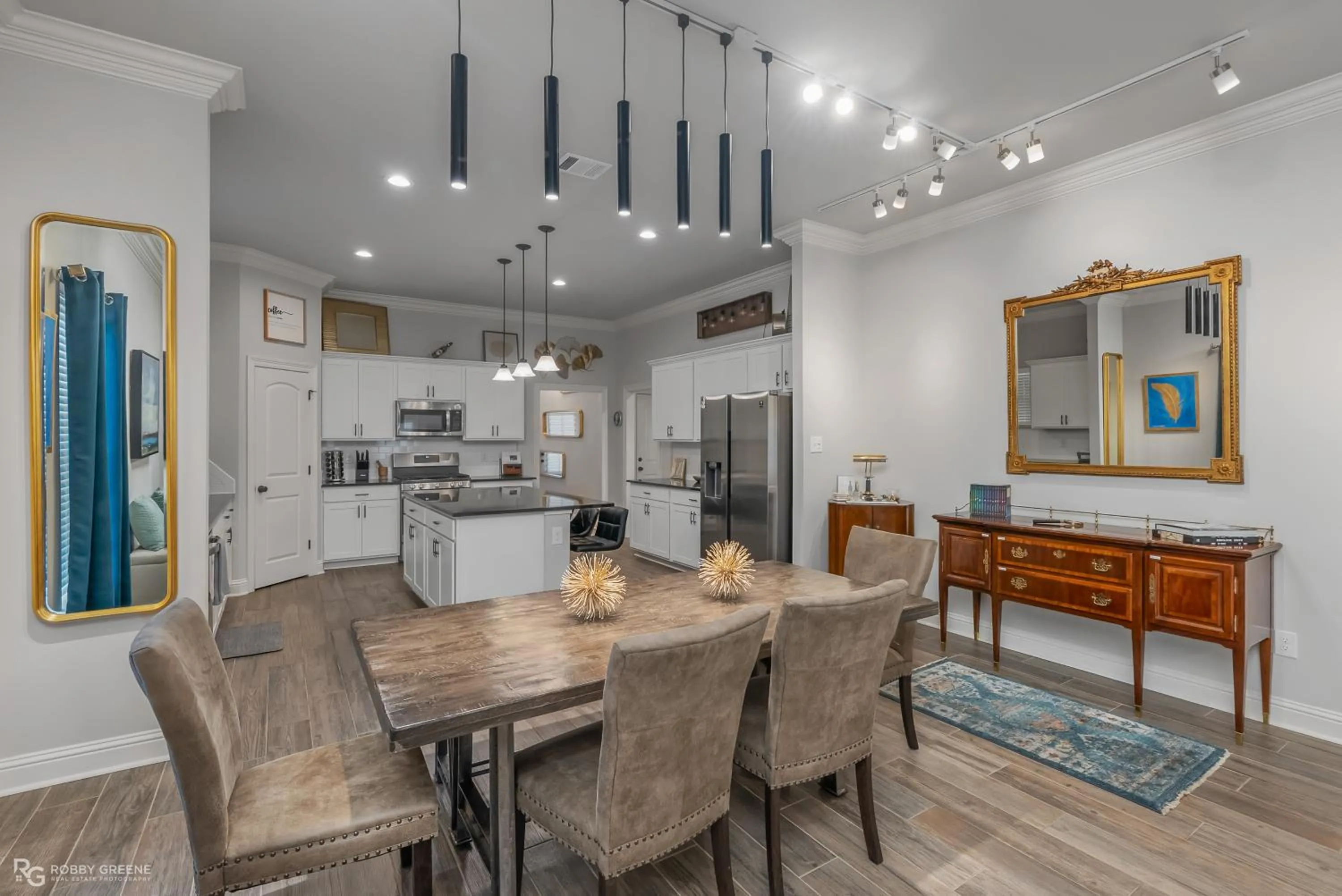 Kitchen or kitchenette in Modern Regional Art Gallery Home - Spacious & New! Tv in each room