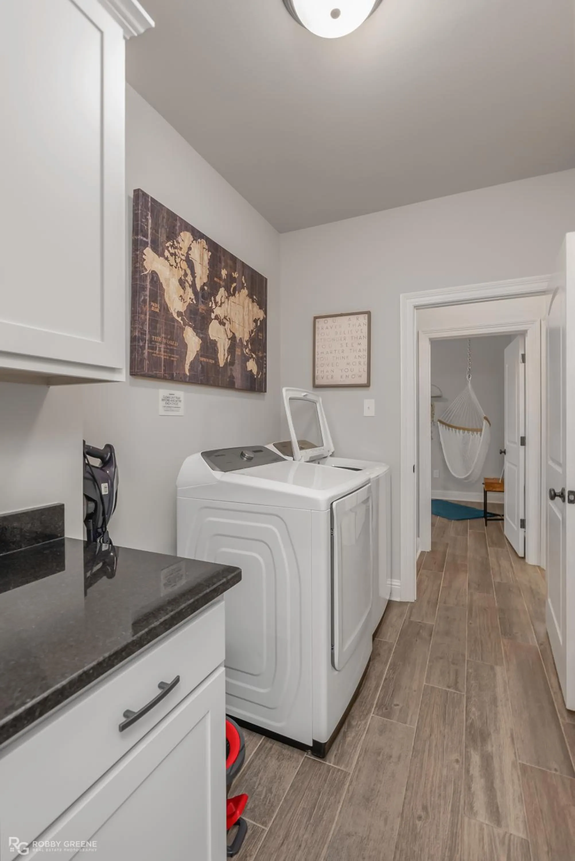 laundry in Modern Regional Art Gallery Home - Spacious & New! Tv in each room