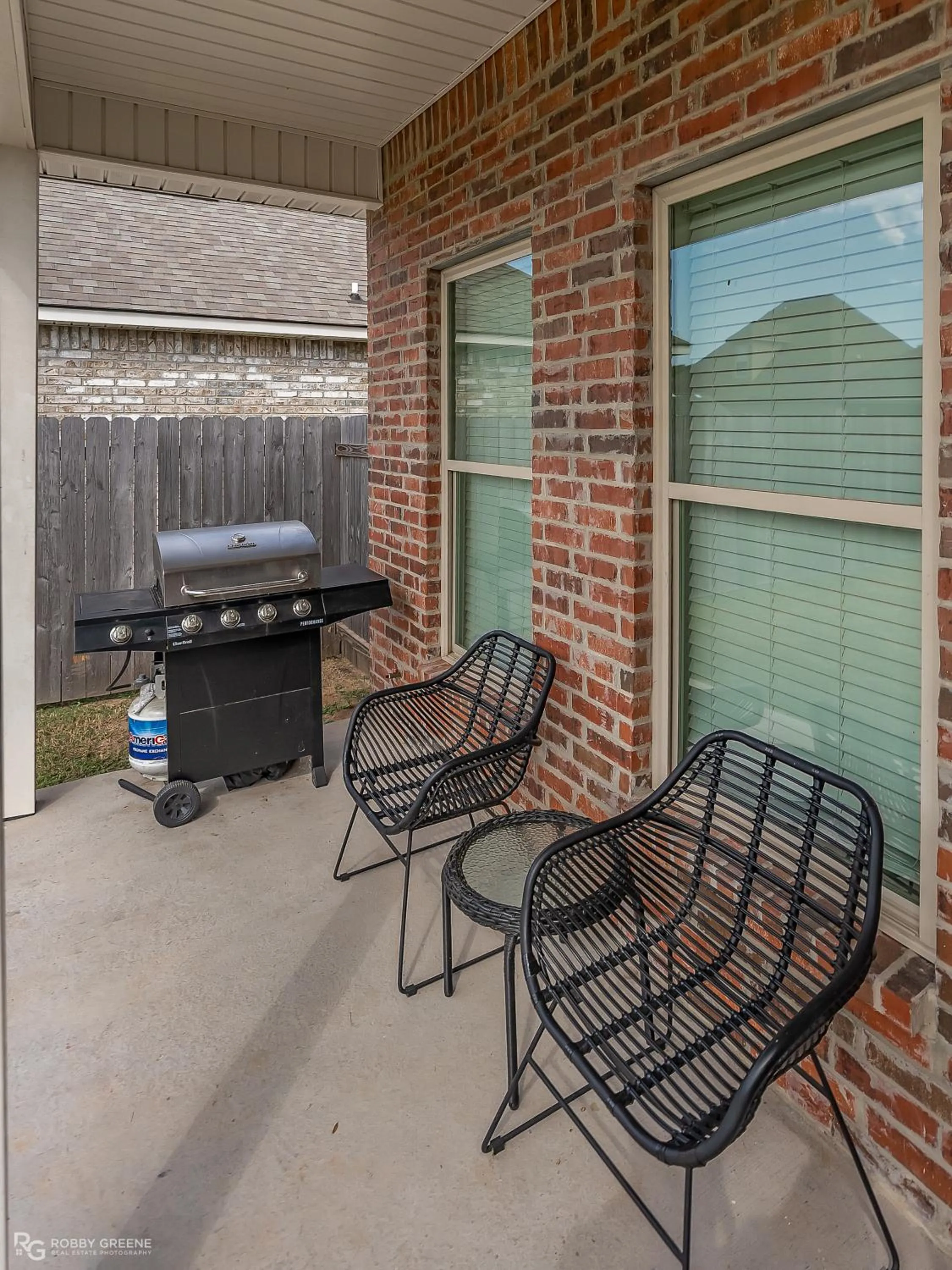 BBQ facilities in Modern Regional Art Gallery Home - Spacious & New! Tv in each room