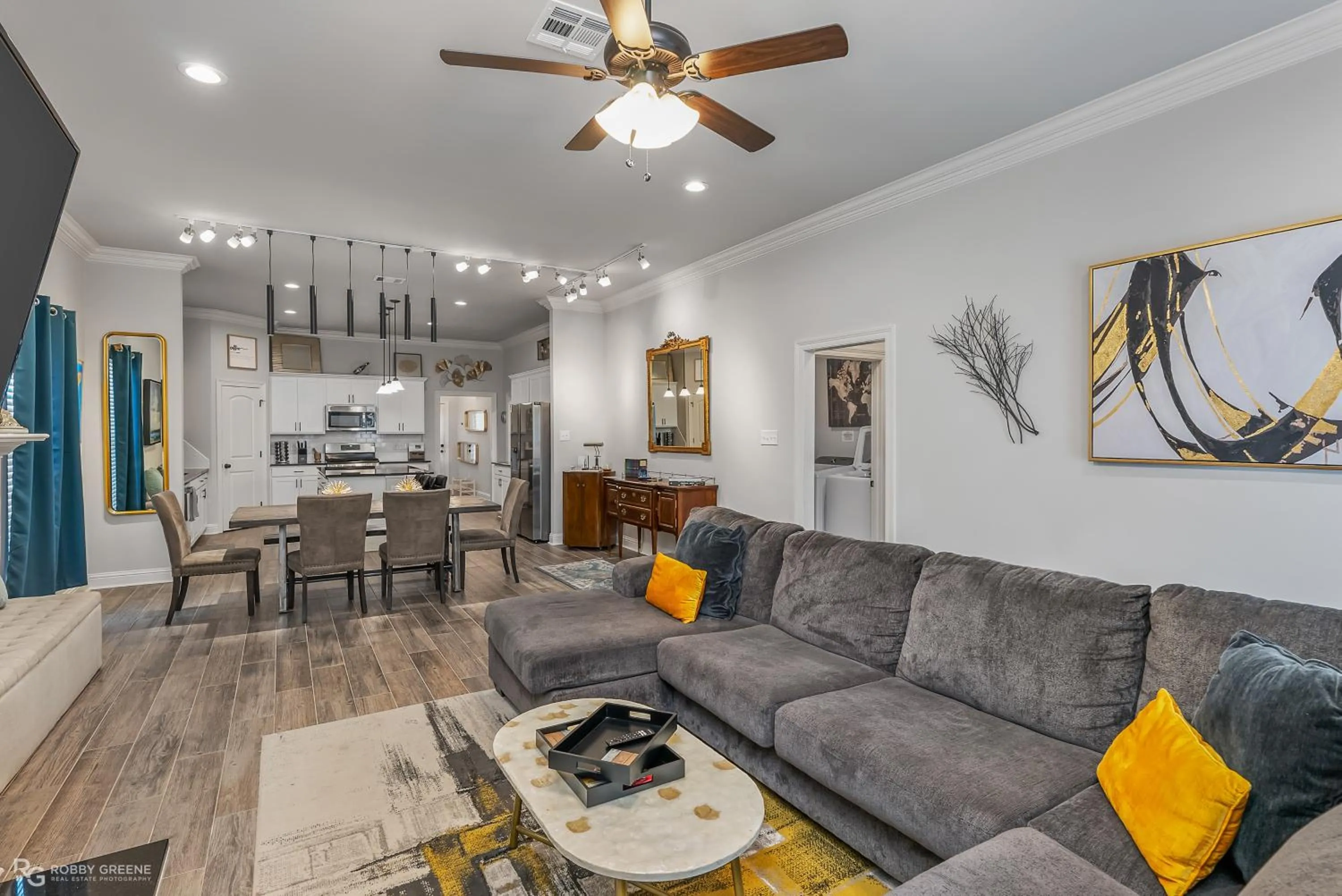 Kitchen or kitchenette in Modern Regional Art Gallery Home - Spacious & New! Tv in each room