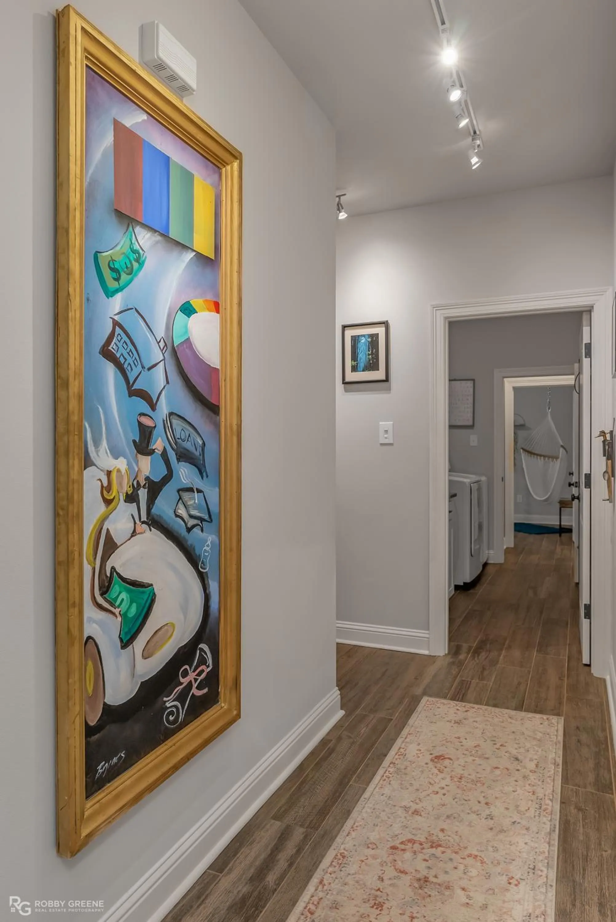 Decorative detail in Modern Regional Art Gallery Home - Spacious & New! Tv in each room