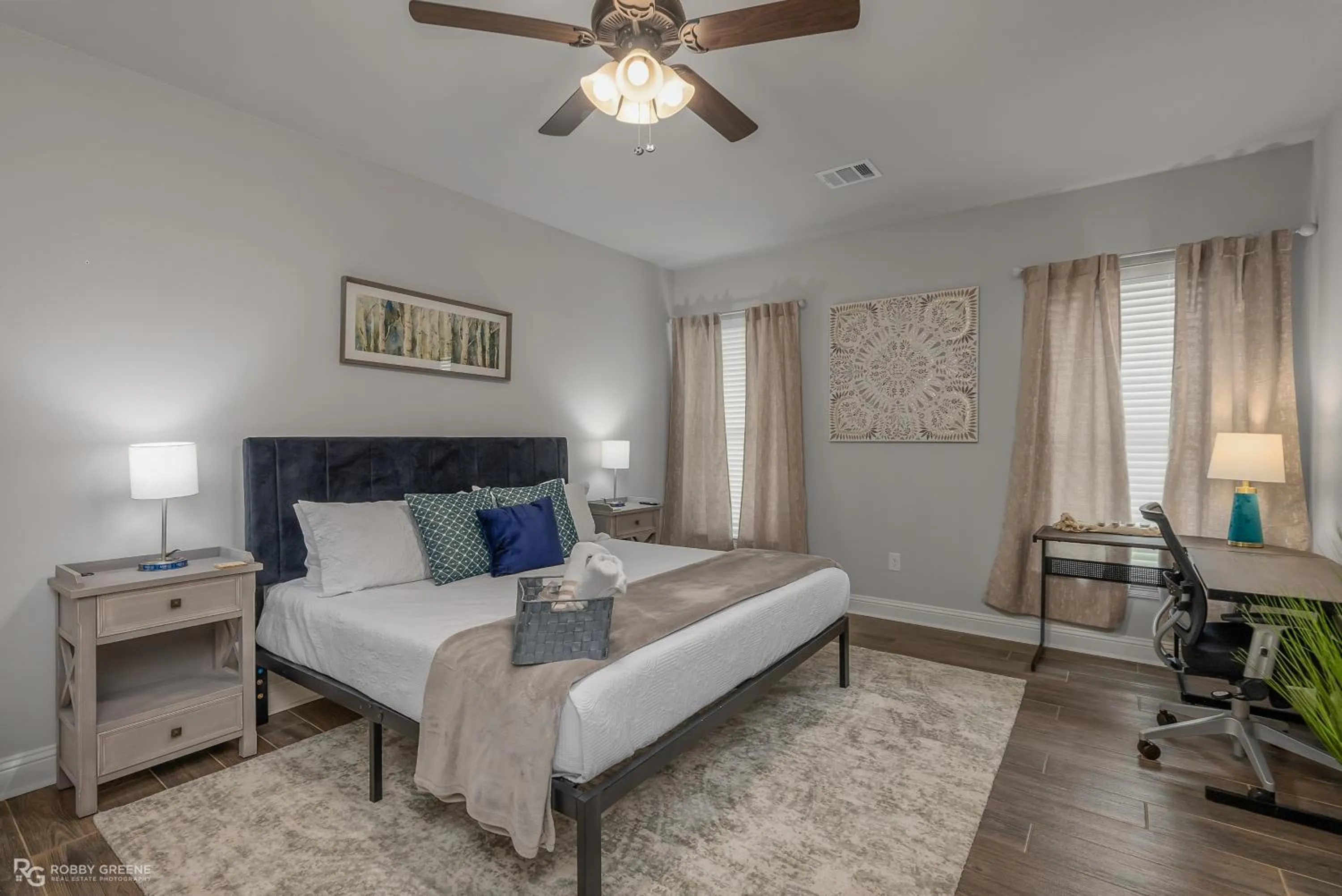 Bed in Modern Regional Art Gallery Home - Spacious & New! Tv in each room