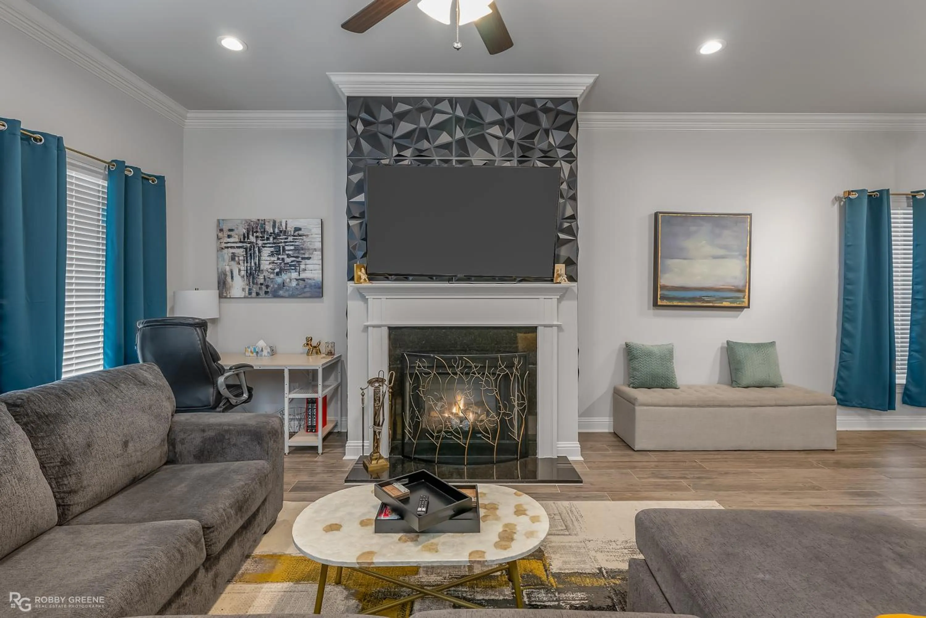 TV and multimedia in Modern Regional Art Gallery Home - Spacious & New! Tv in each room