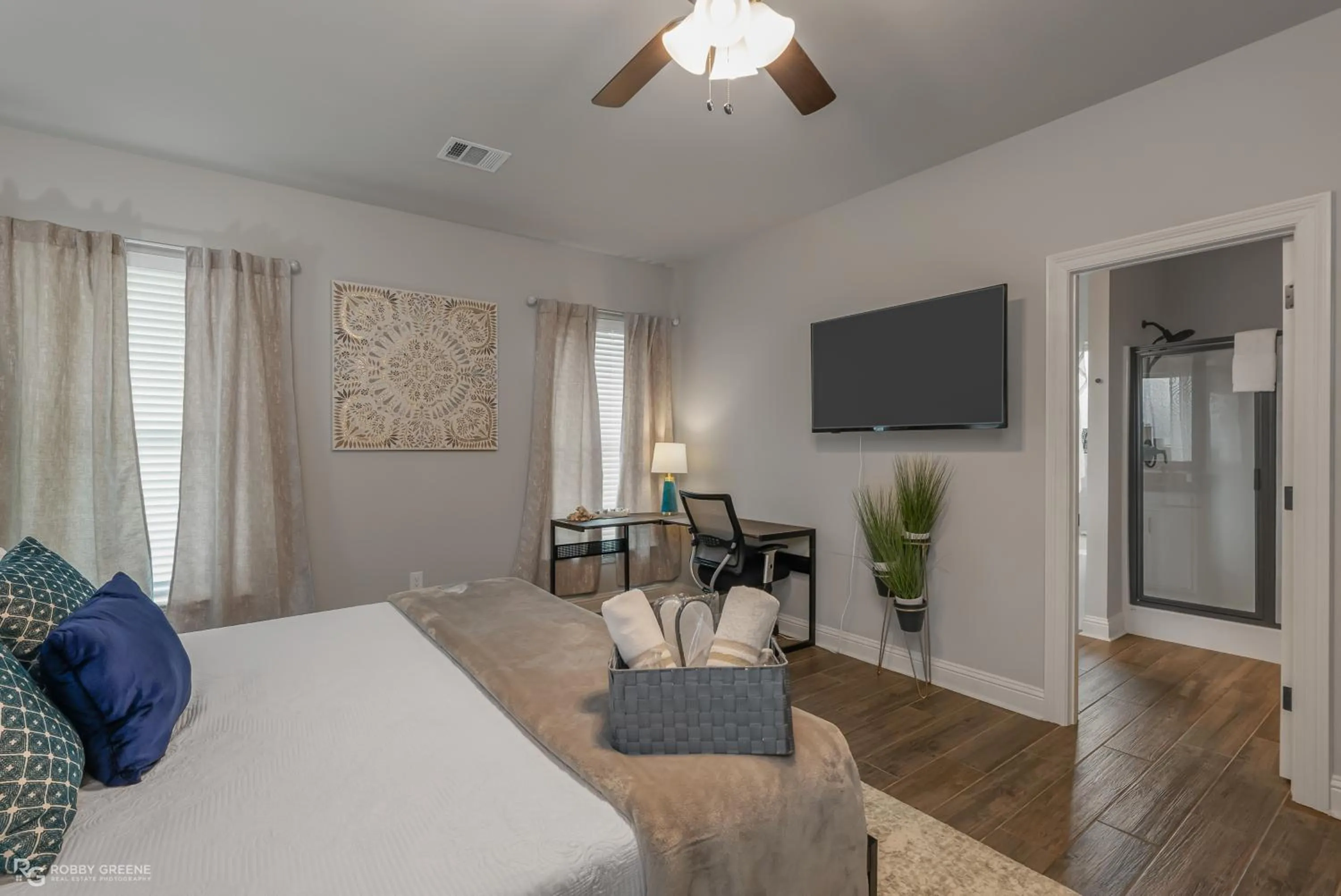 Bed in Modern Regional Art Gallery Home - Spacious & New! Tv in each room