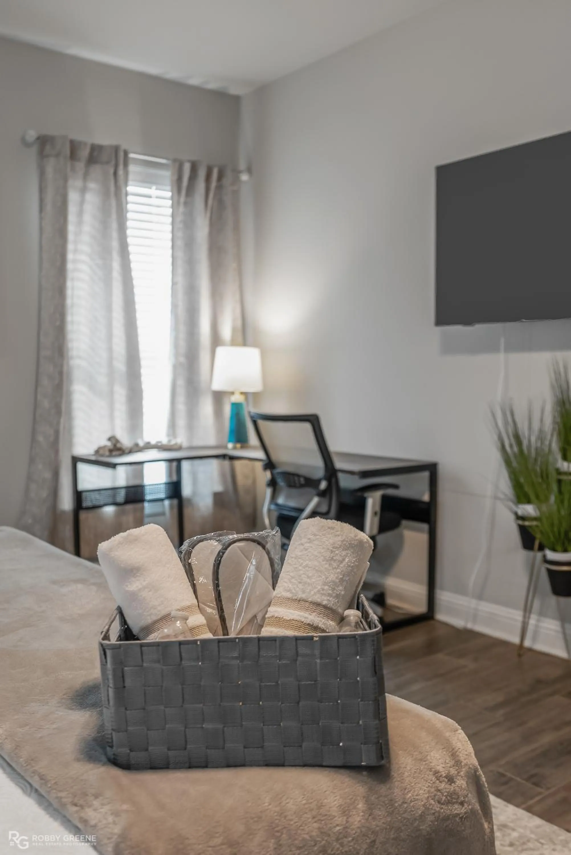 Bed in Modern Regional Art Gallery Home - Spacious & New! Tv in each room