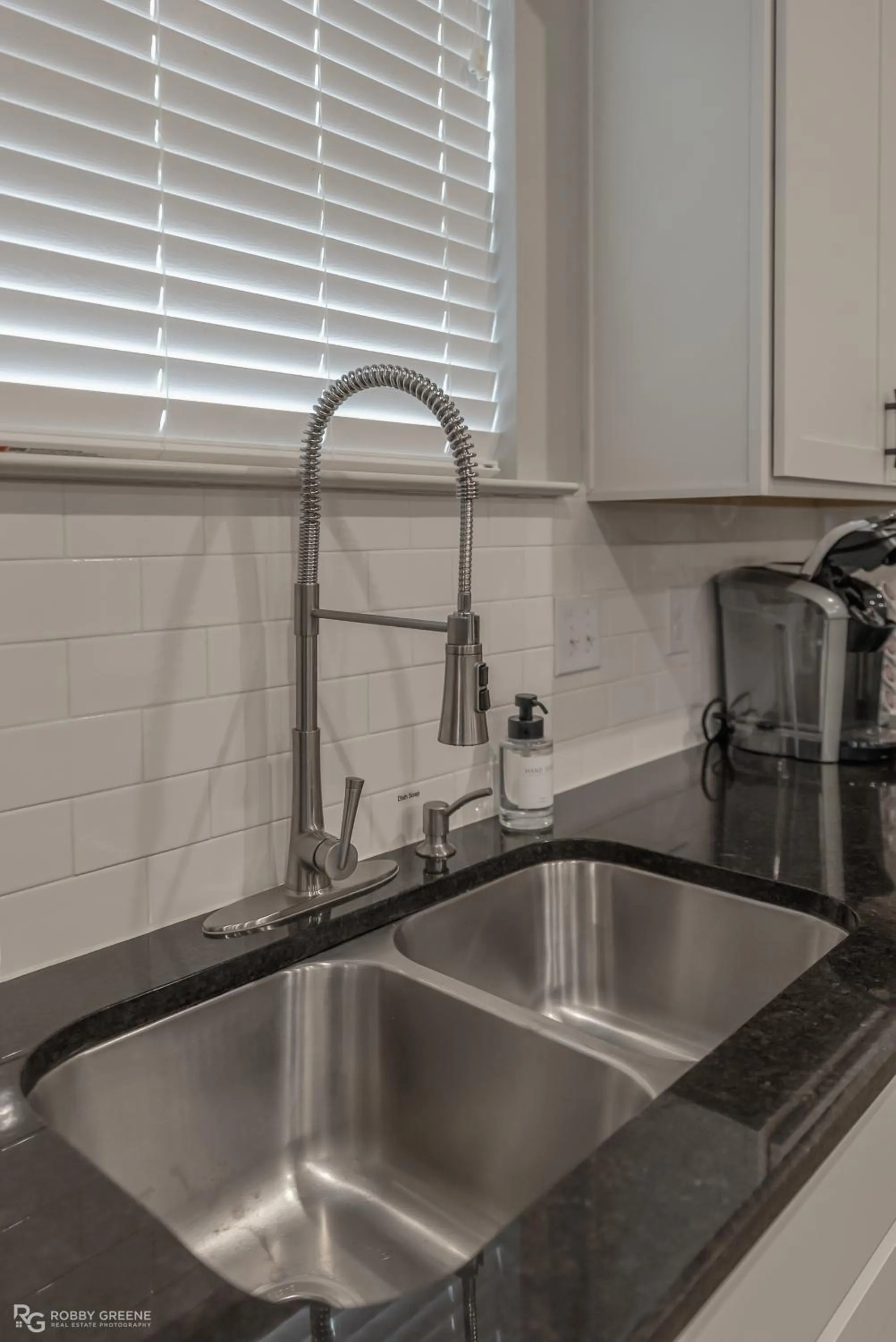 Kitchen or kitchenette in Modern Regional Art Gallery Home - Spacious & New! Tv in each room