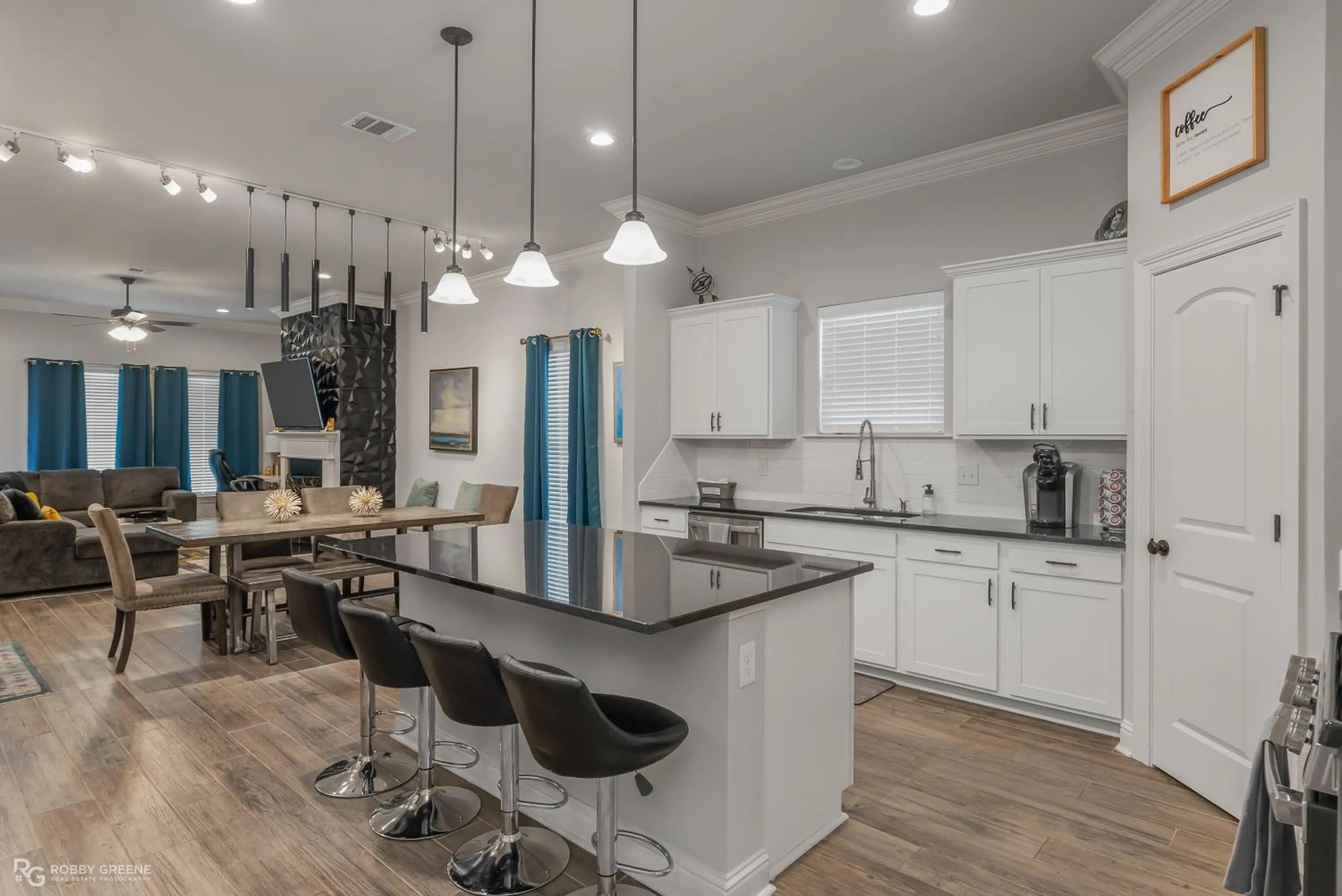 Kitchen or kitchenette in Modern Regional Art Gallery Home - Spacious & New! Tv in each room