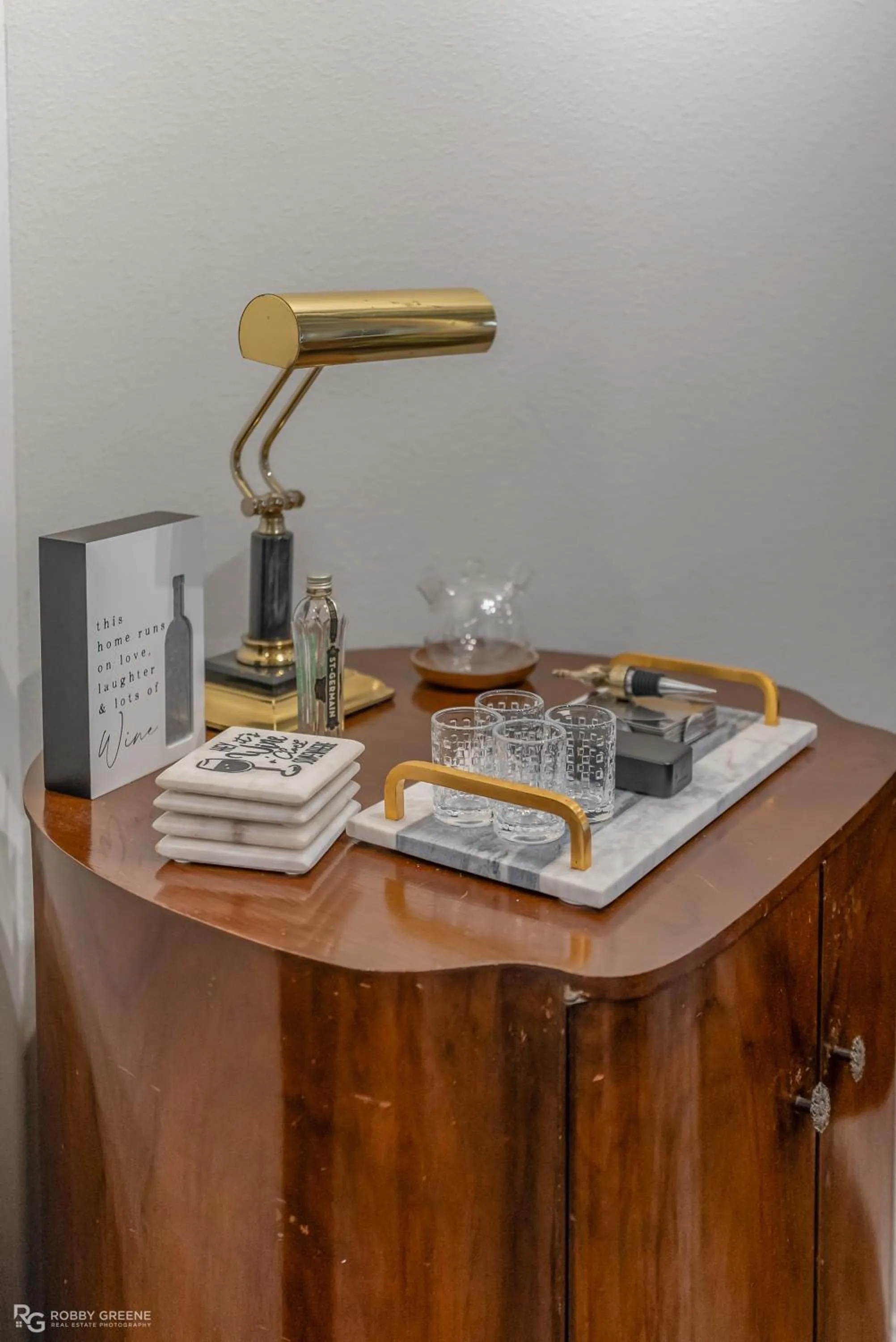 minibar in Modern Regional Art Gallery Home - Spacious & New! Tv in each room