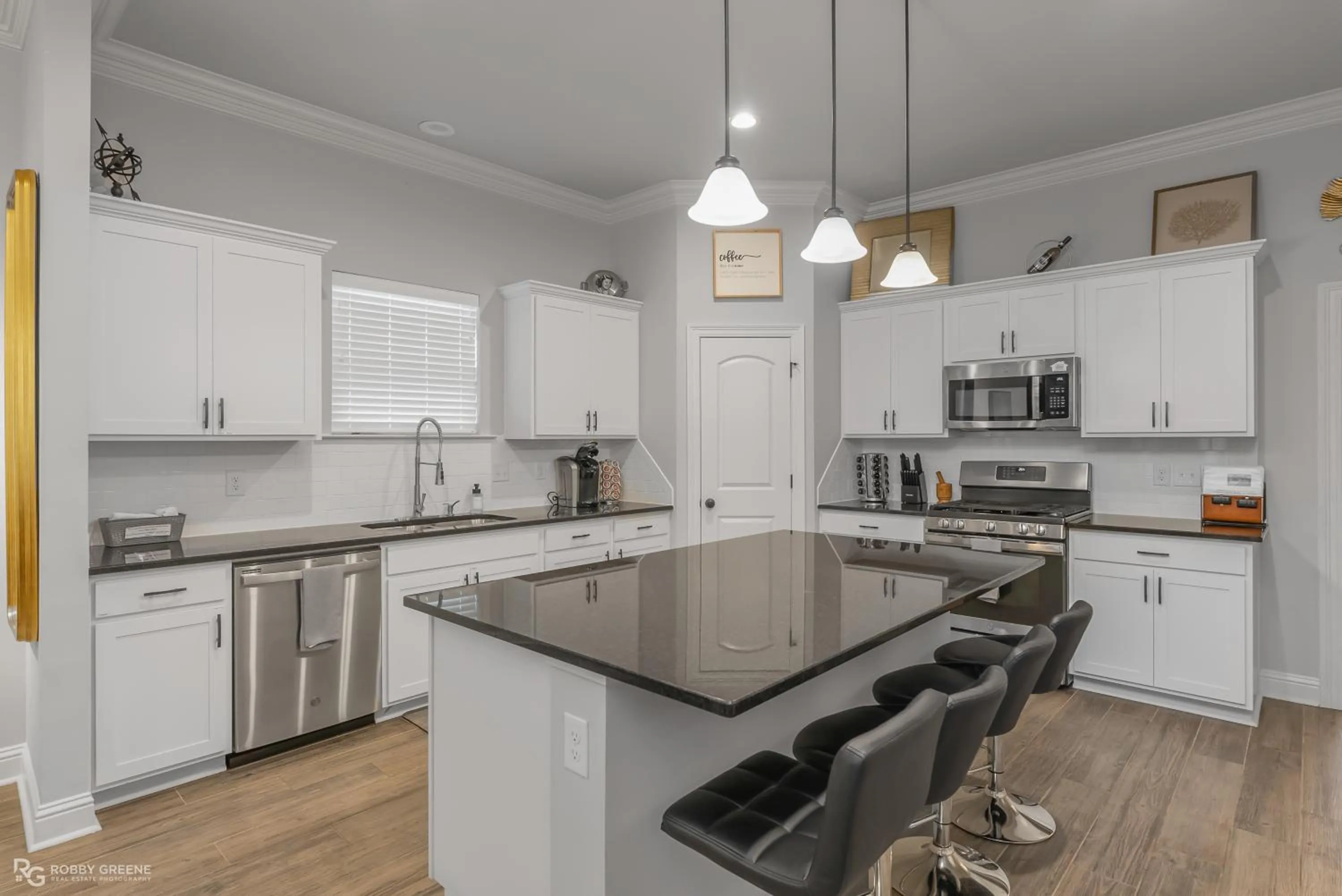 Kitchen or kitchenette in Modern Regional Art Gallery Home - Spacious & New! Tv in each room