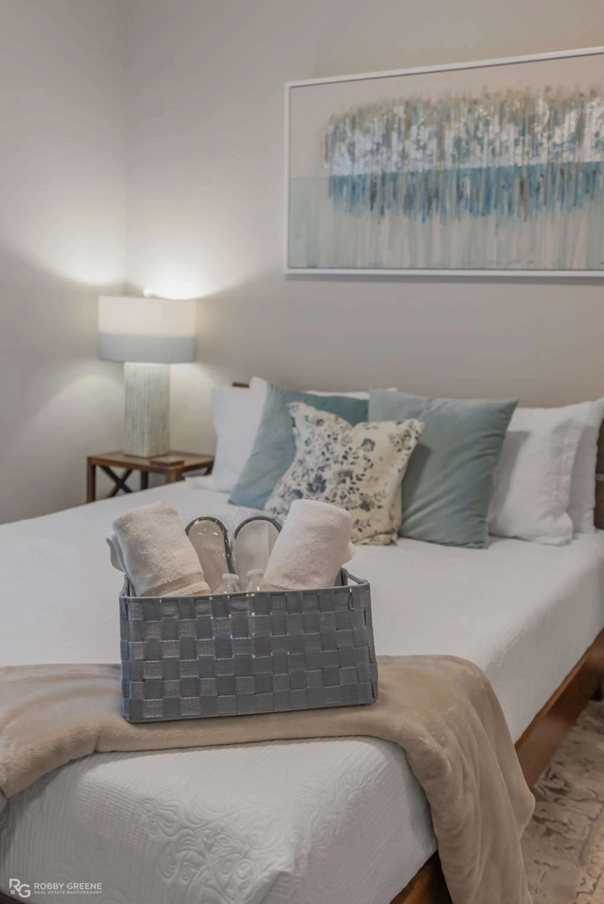 Bed in Modern Regional Art Gallery Home - Spacious & New! Tv in each room