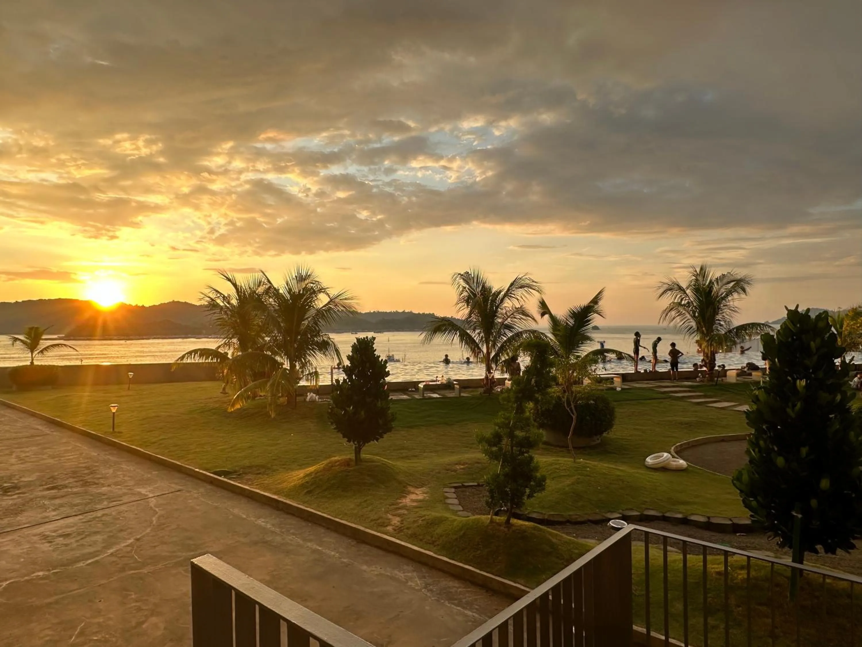 Day in Sunset Seaview Vacation Condos @ Jesselton Quay