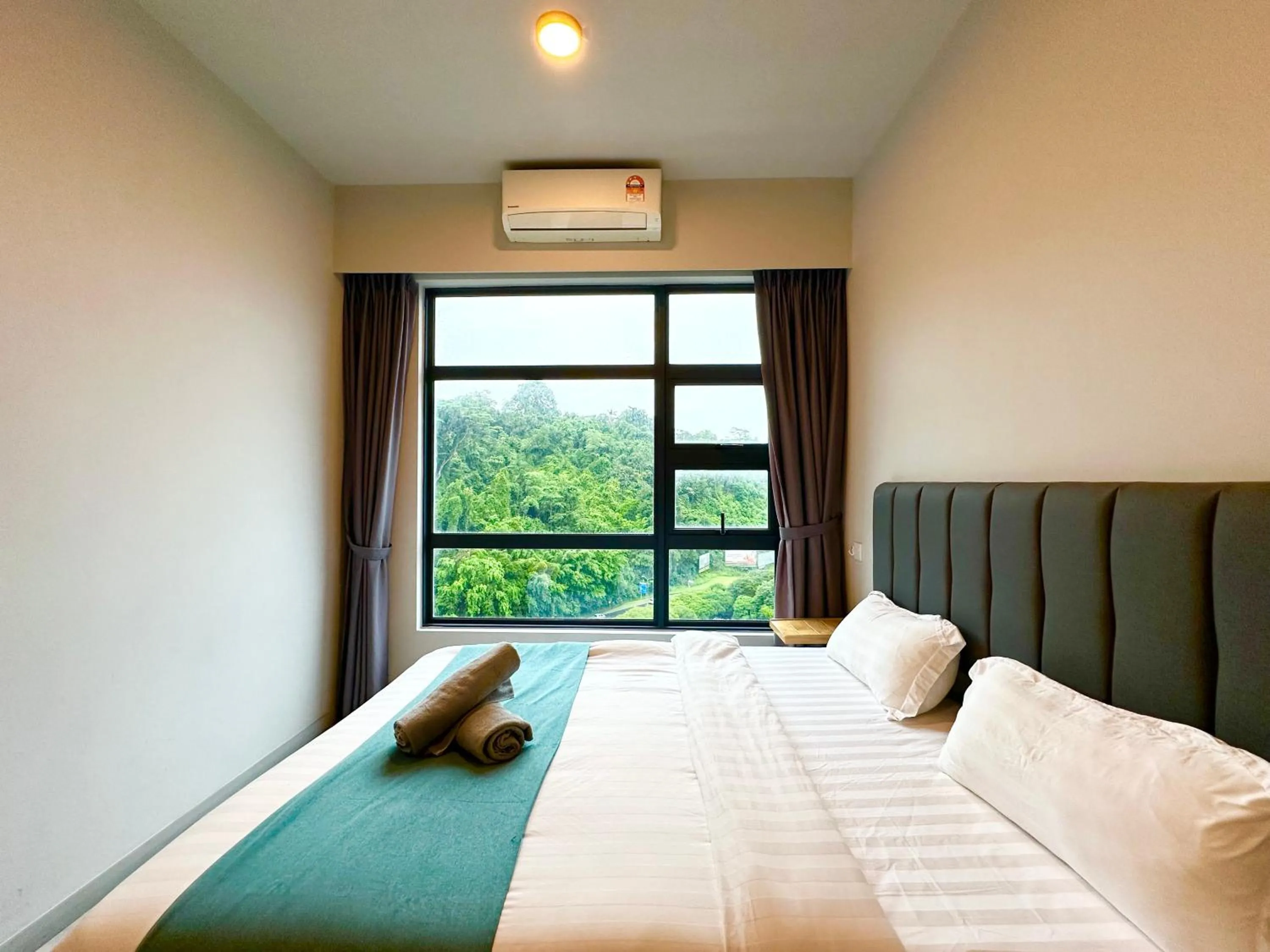 Bed in Sunset Seaview Vacation Condos @ Jesselton Quay
