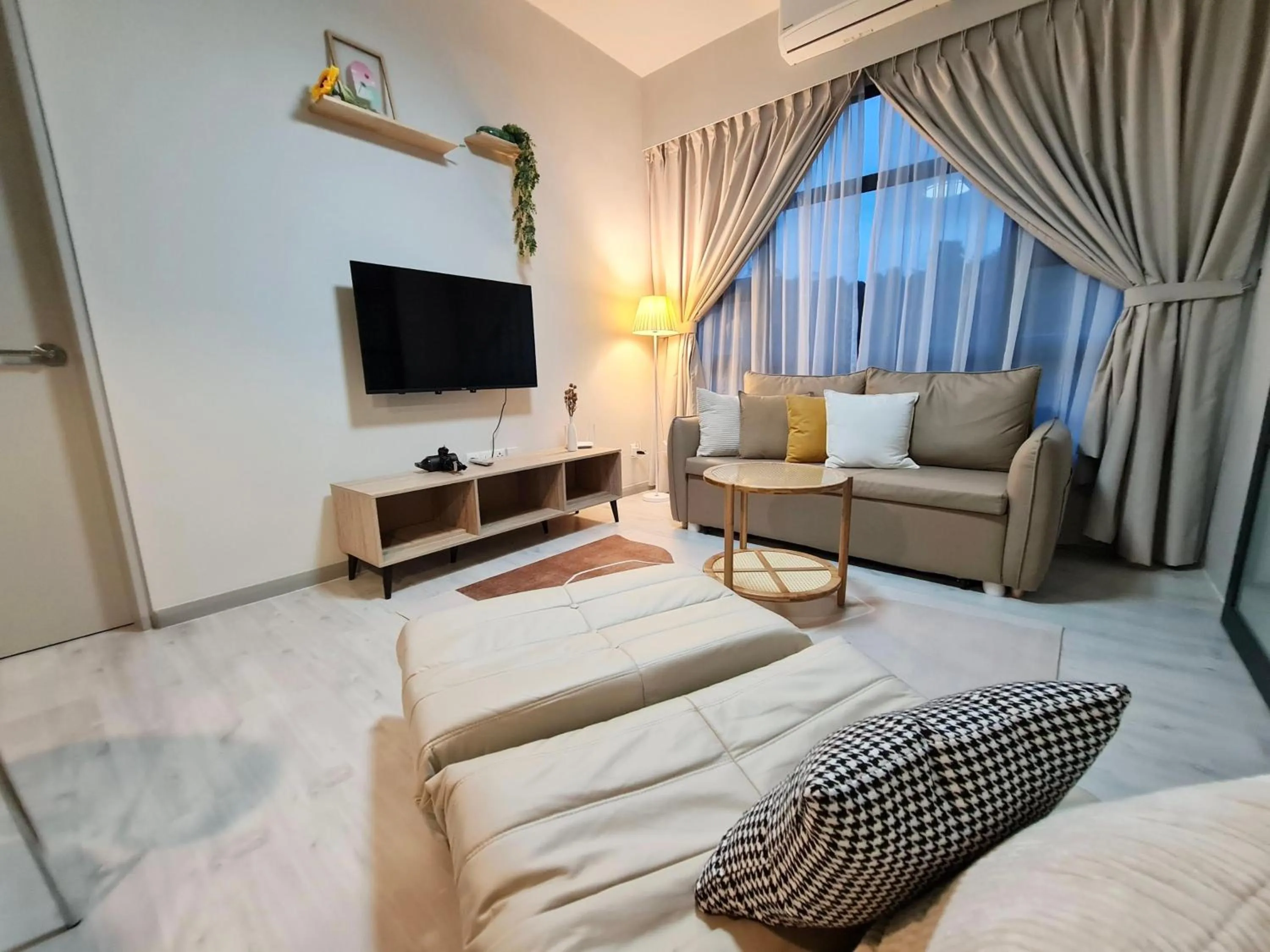 TV and multimedia, Bed in Sunset Seaview Vacation Condos @ Jesselton Quay