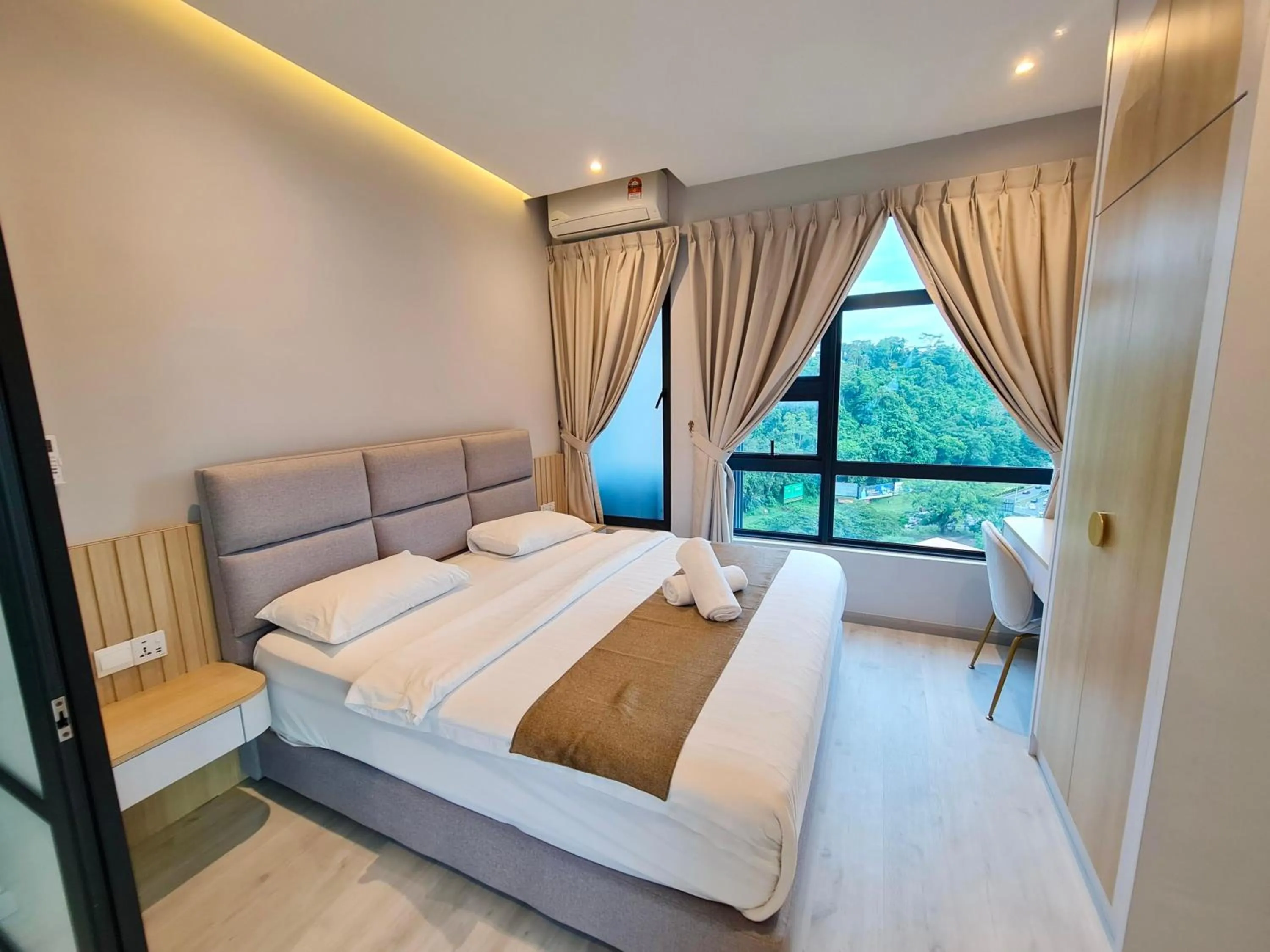 Bed in Sunset Seaview Vacation Condos @ Jesselton Quay