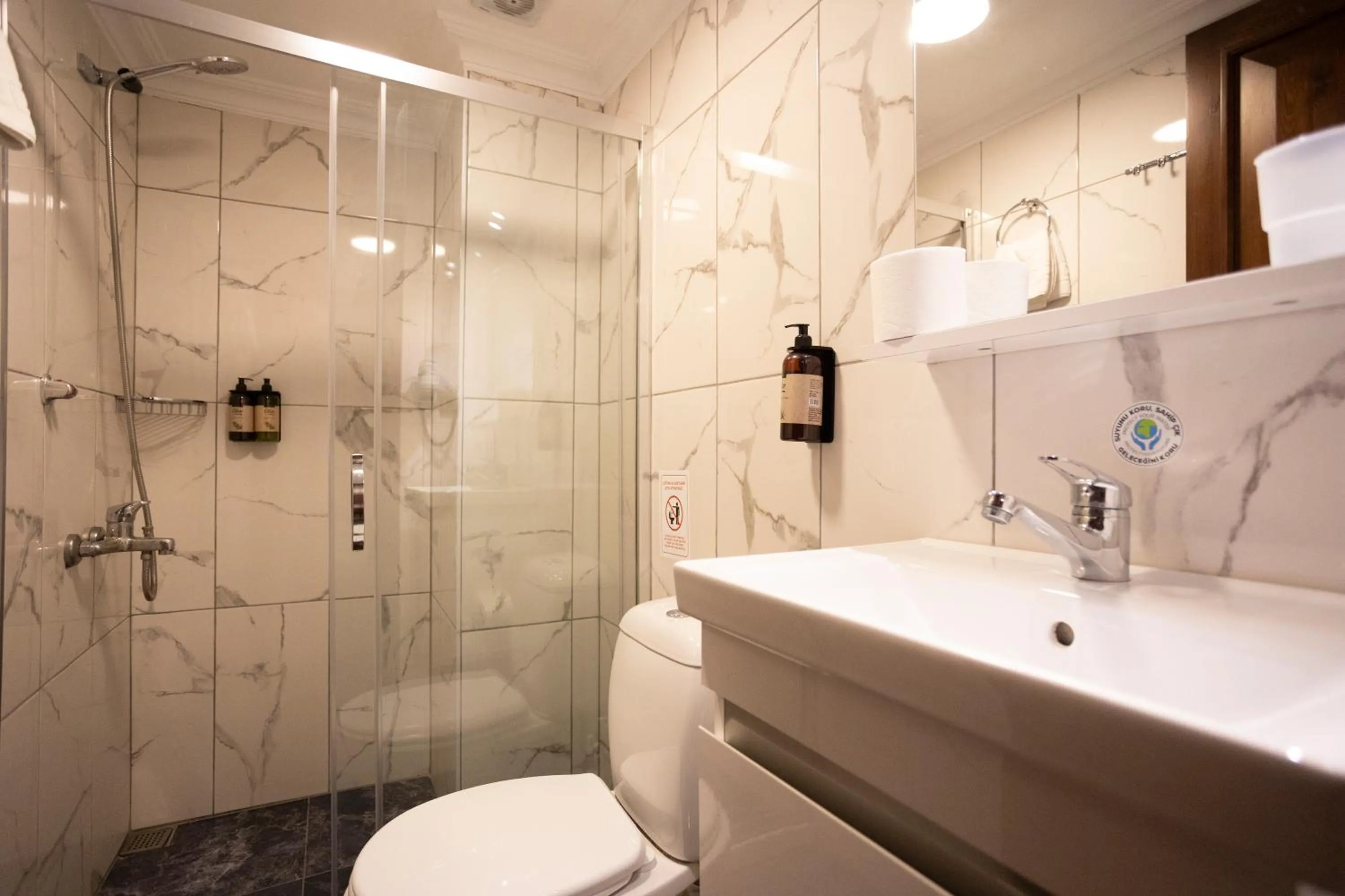 Shower in Hotel Tashkonak Istanbul