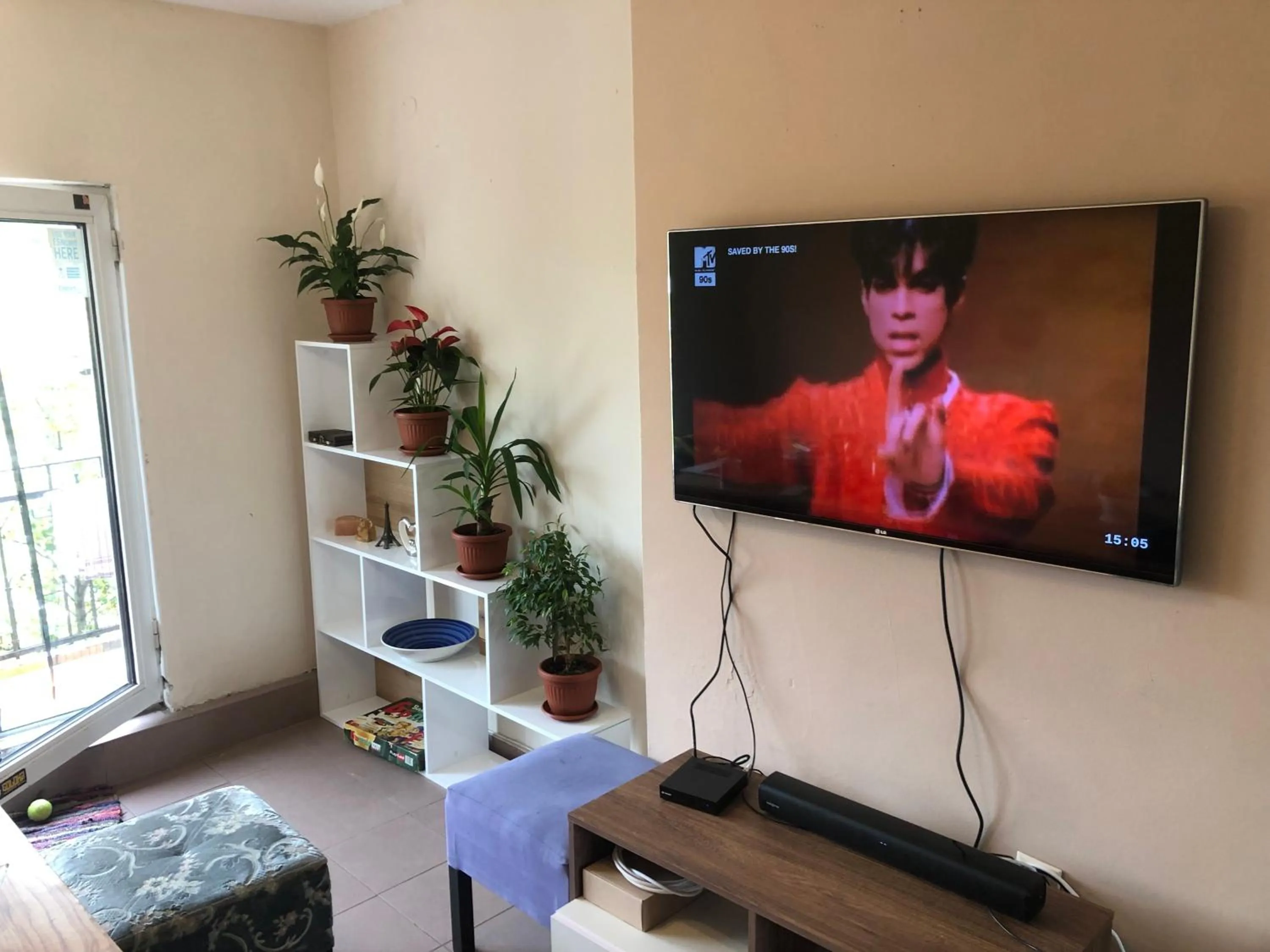 Communal lounge/ TV room in Hakuna Matata Guest House