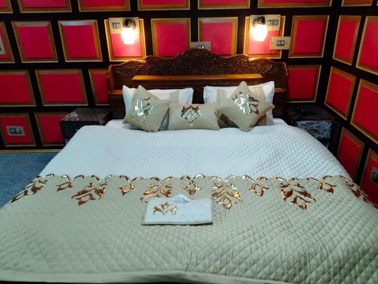 Bed in Hotel Mughal India