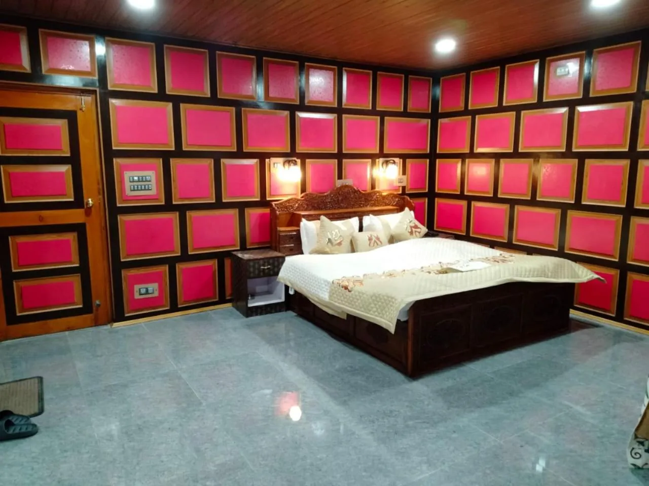 Bed in Hotel Mughal India