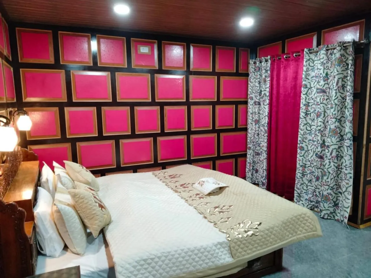 Bed in Hotel Mughal India