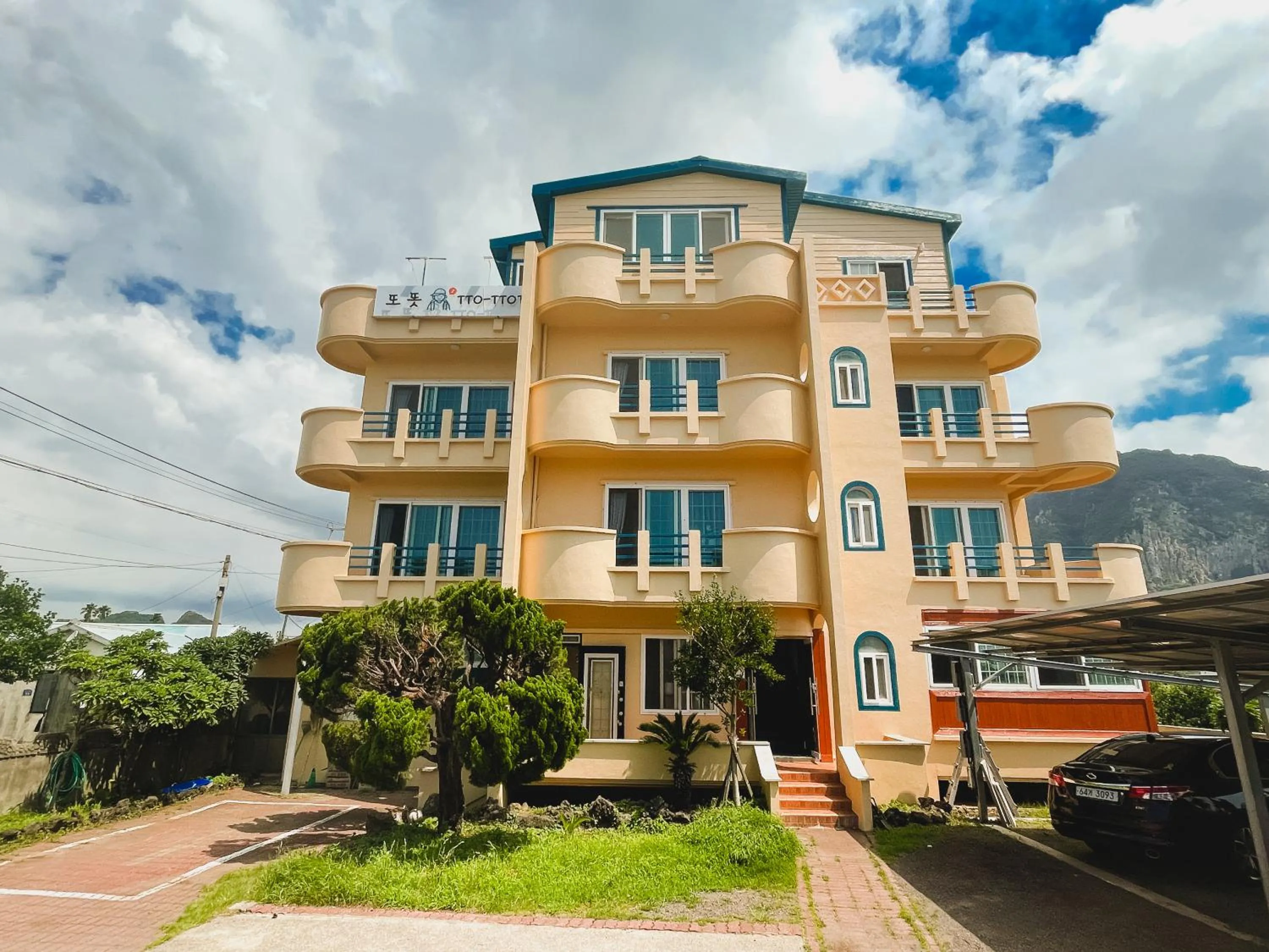 Property building in ttottot Jeju Backpackers