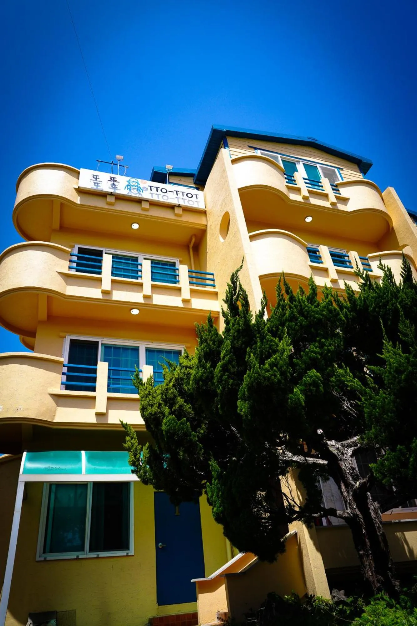 Property building in ttottot Jeju Backpackers