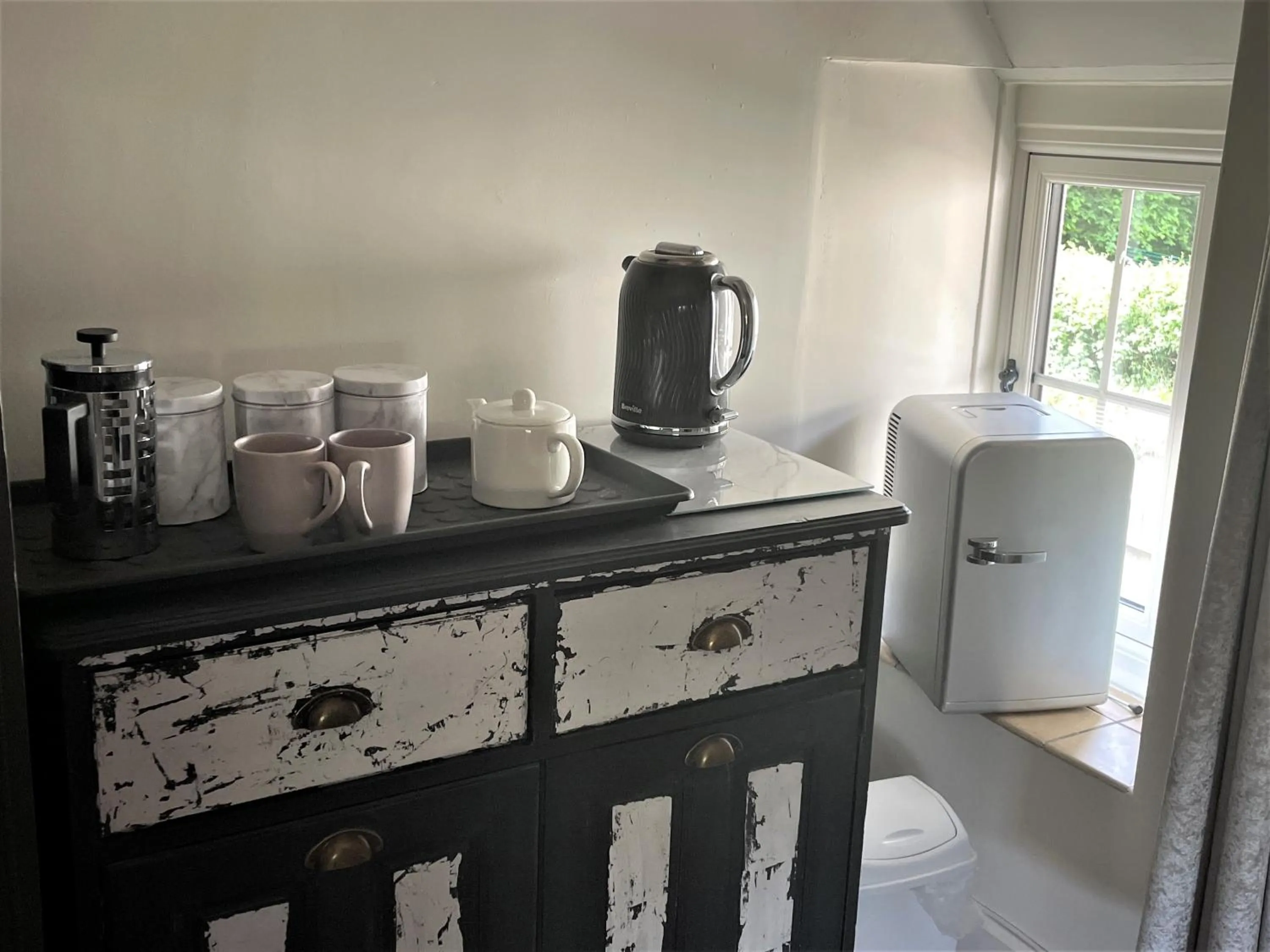 Coffee/tea facilities in The Dairyman Suite