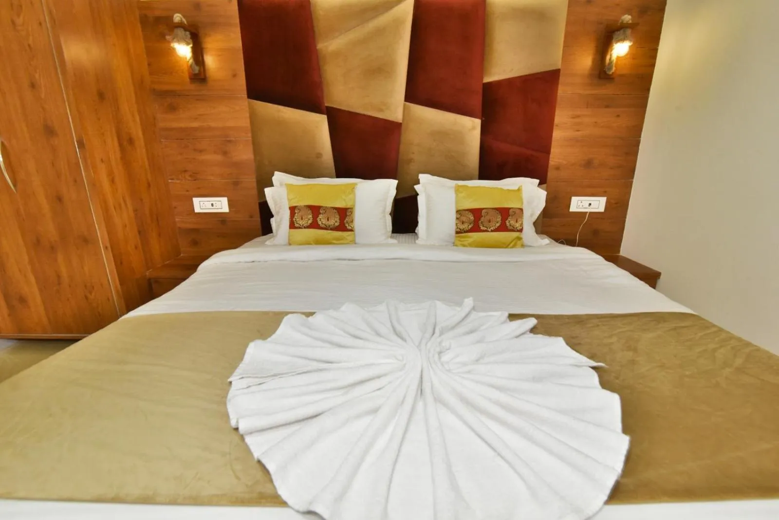 Bed in Hotel sallow International-Hotel Near Golden Temple