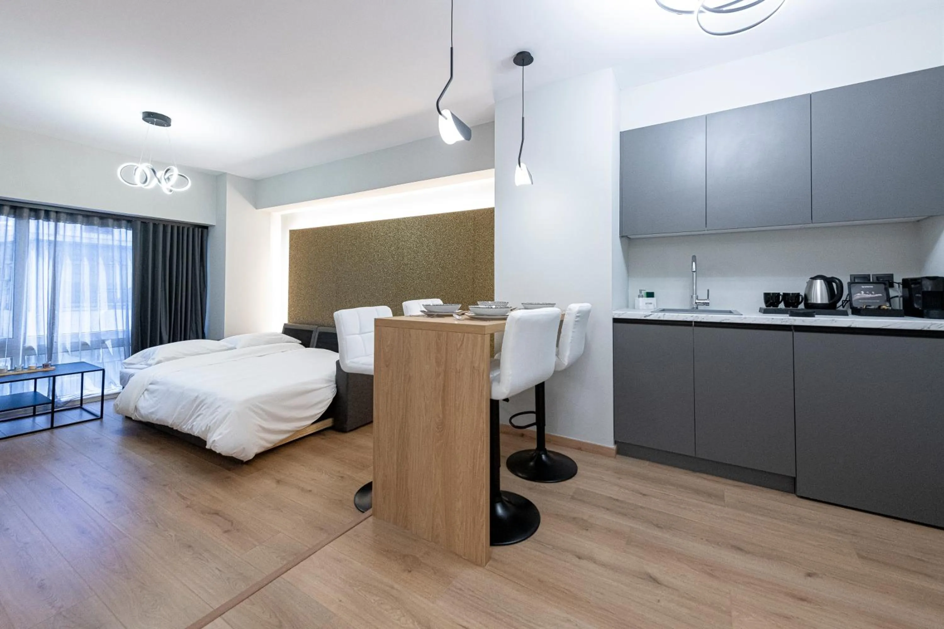 Photo of the whole room, Bed in Ethereal Athεns