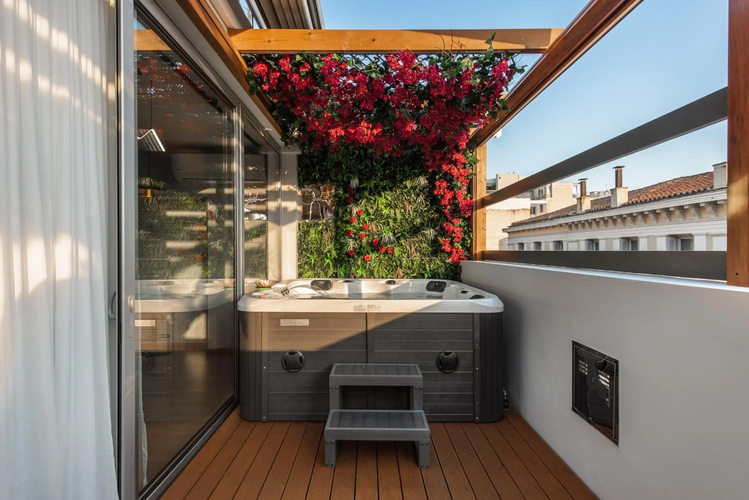 Hot Tub in Ethereal Athεns