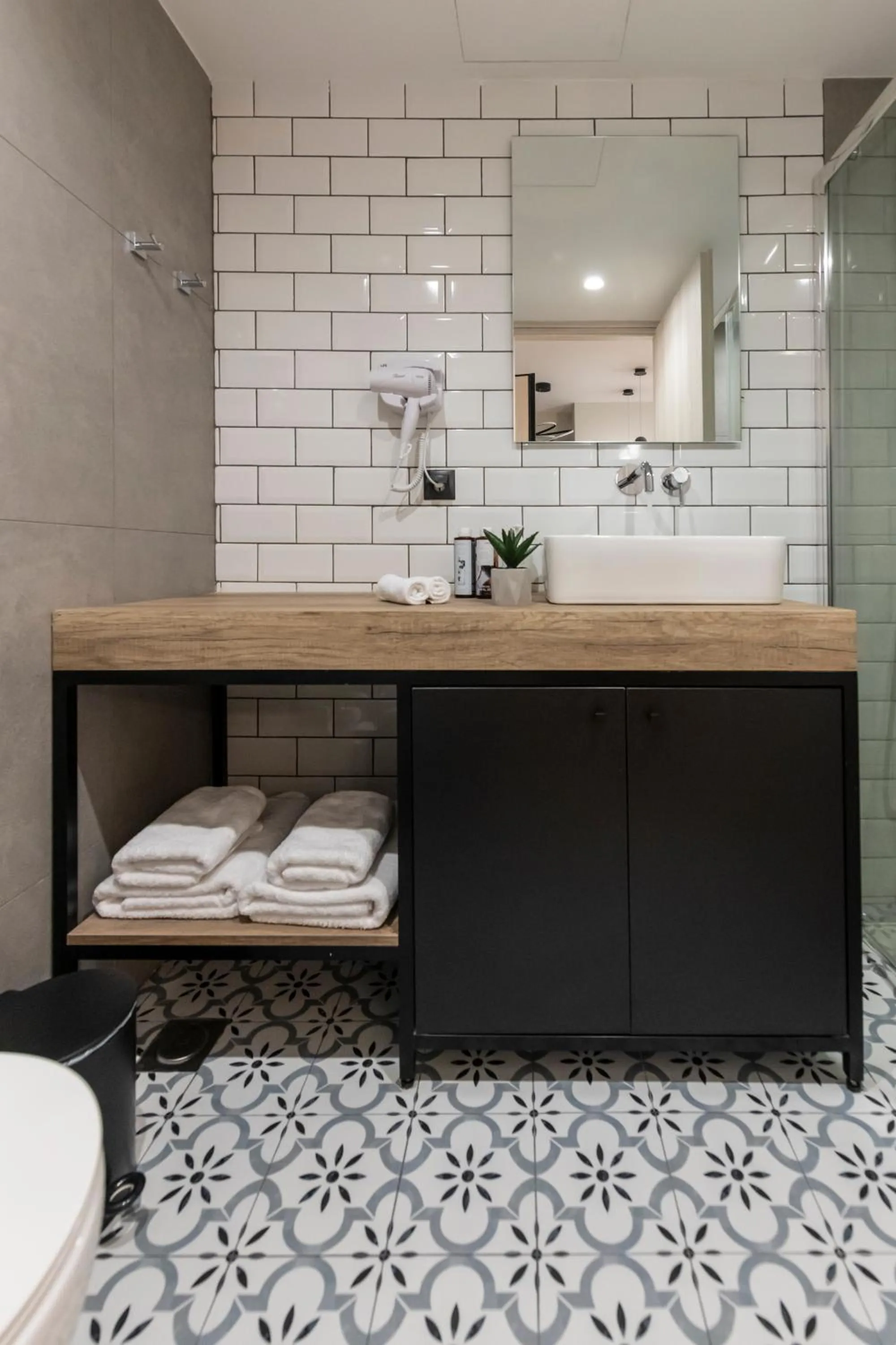 Bathroom in Ethereal Athεns