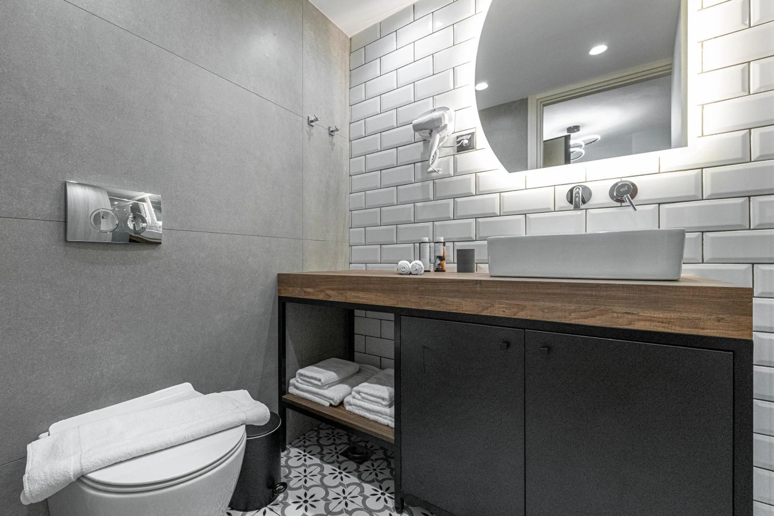 Bathroom in Ethereal Athεns