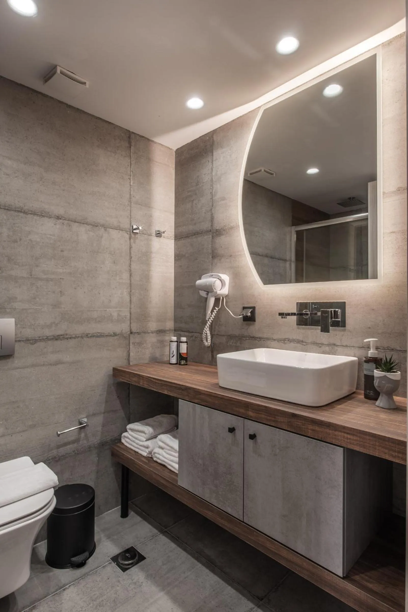 Toilet in Ethereal Athεns