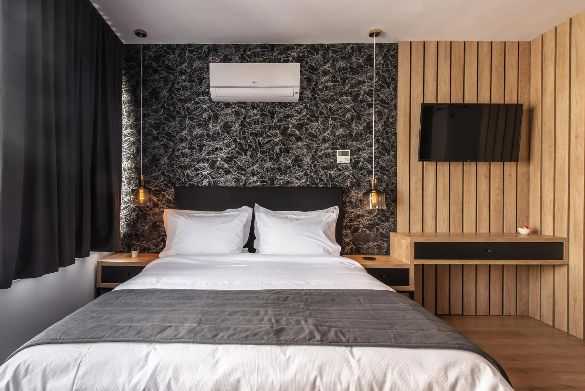 Bed in Ethereal Athεns