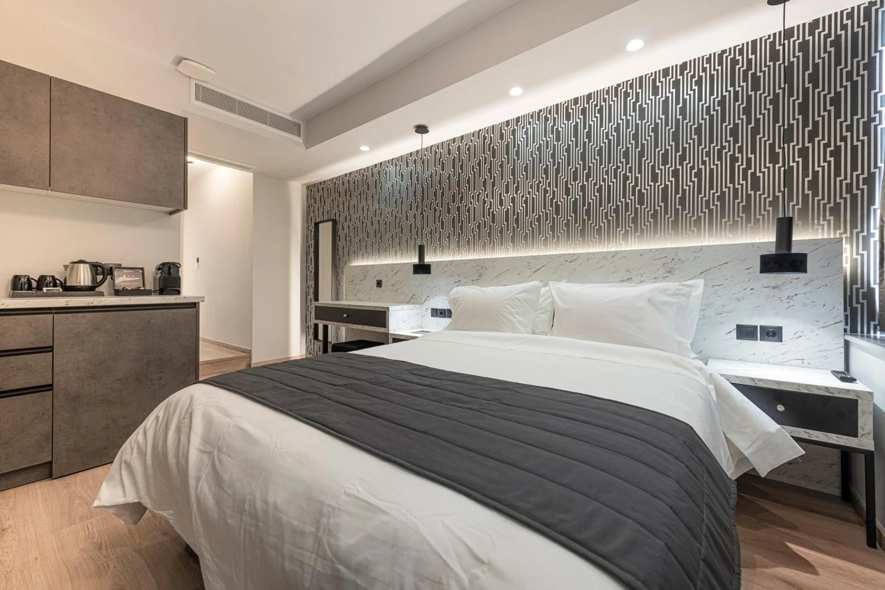 Photo of the whole room, Bed in Ethereal Athεns