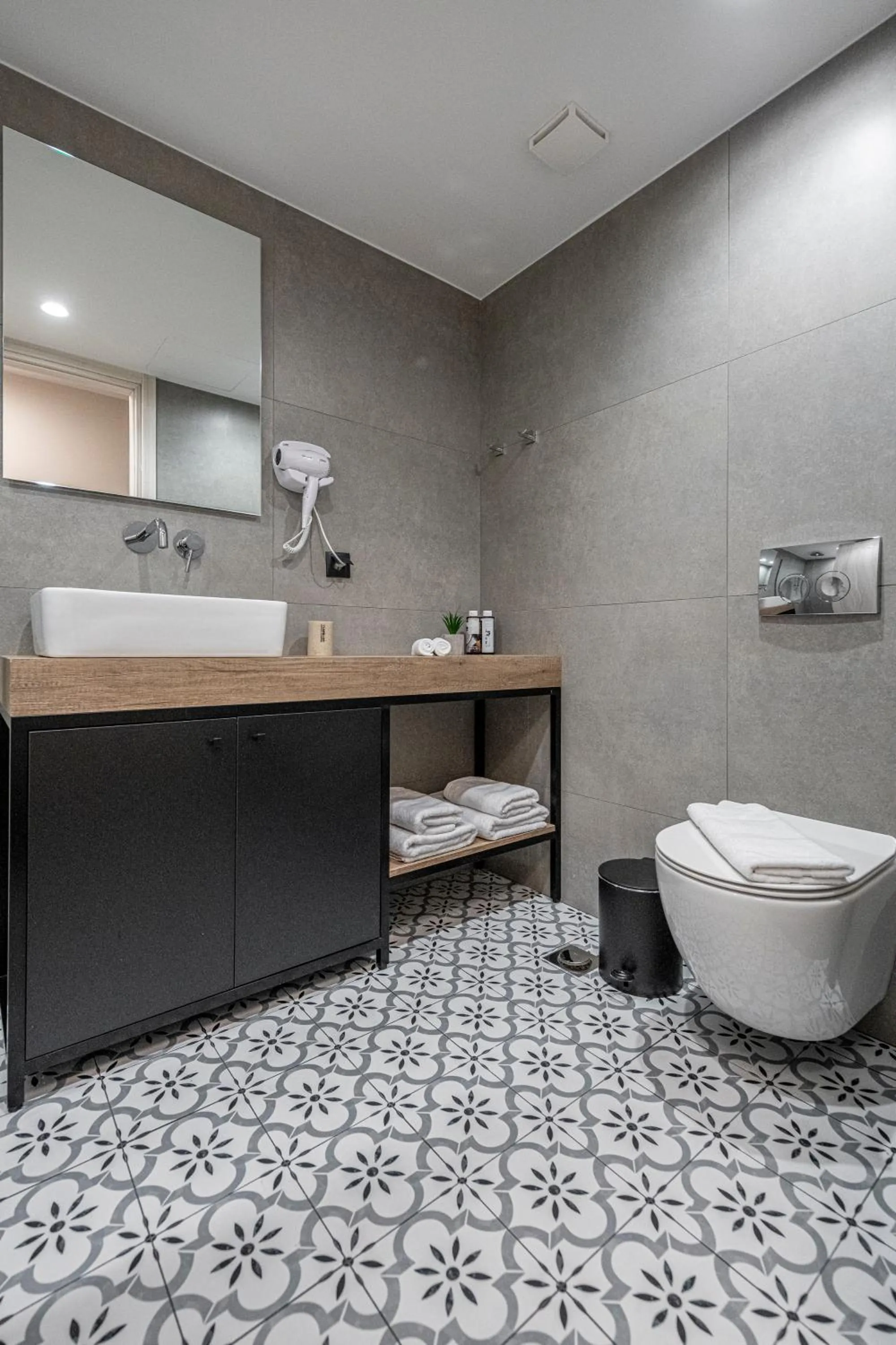 Bathroom in Ethereal Athεns