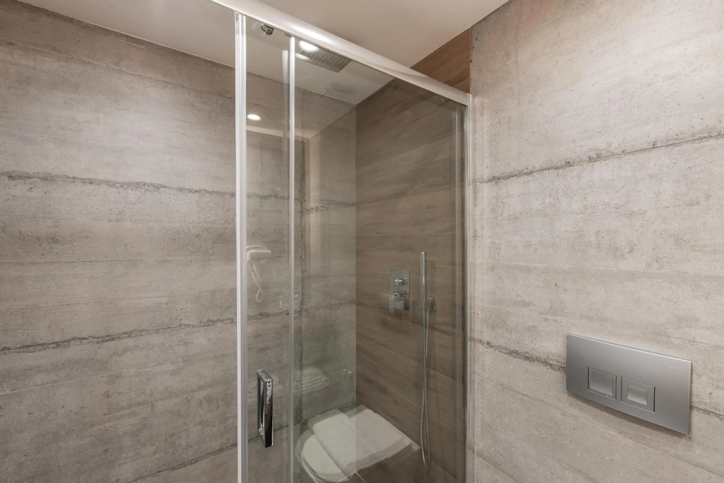 Shower in Ethereal Athεns