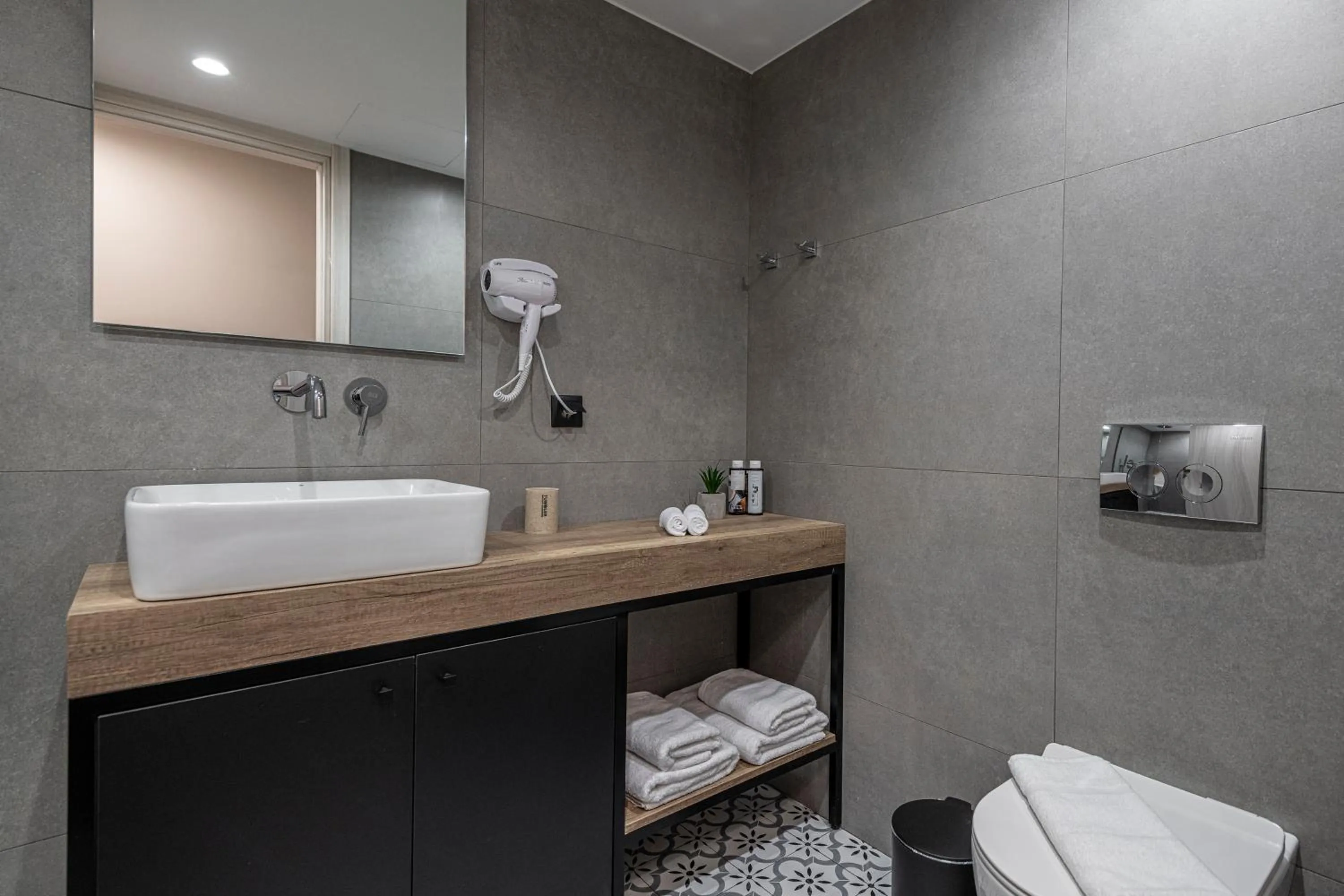 Bathroom in Ethereal Athεns