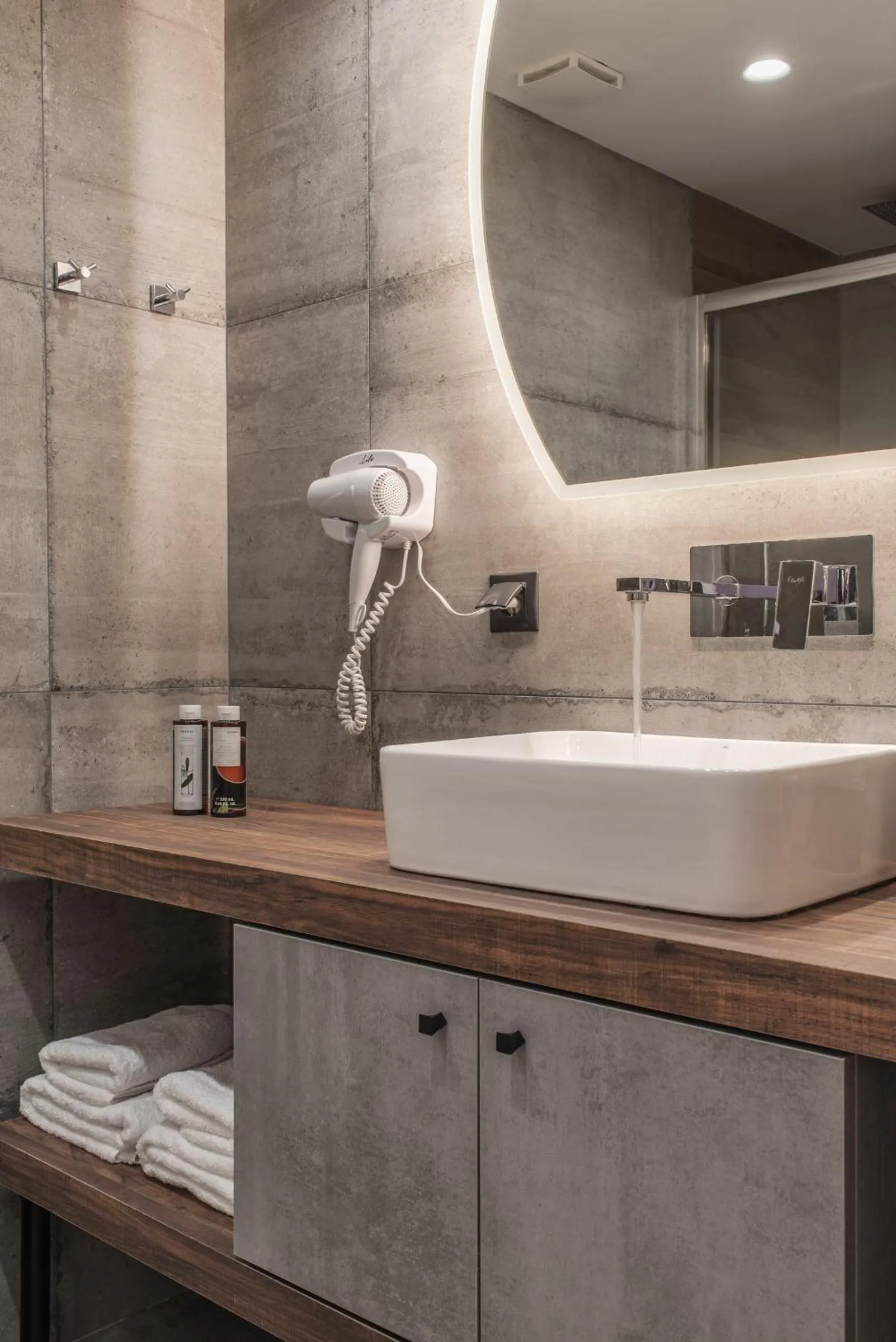 Bathroom in Ethereal Athεns