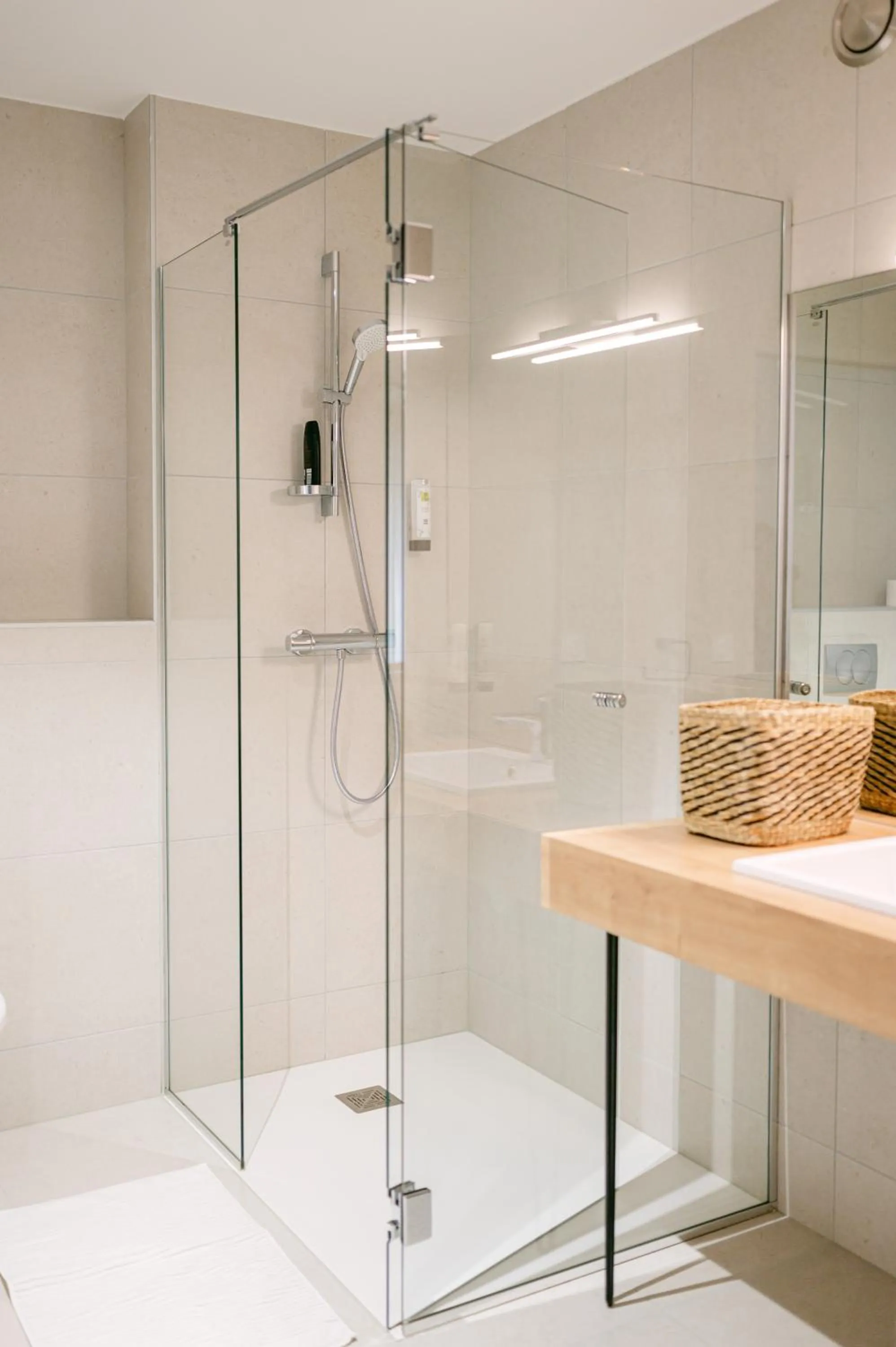 Bathroom in Logis hôtel restaurant l'Argence